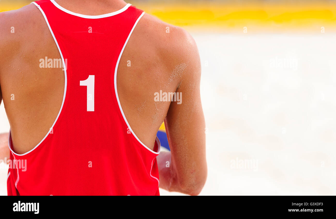 Giocatore di volleyball è un atleta maschio della pallavolo giocatore sempre pronto a servire la palla. Foto Stock