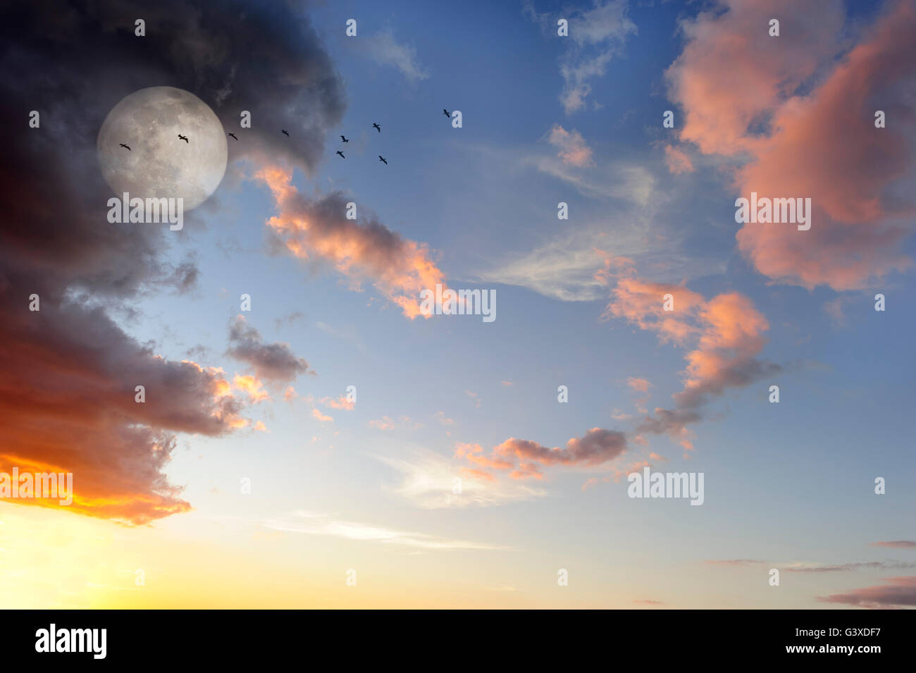 Luna nuvole uccelli è una vivace fantasia surreale come cloudscape con il celeste etereo Full Moon Rising. Foto Stock