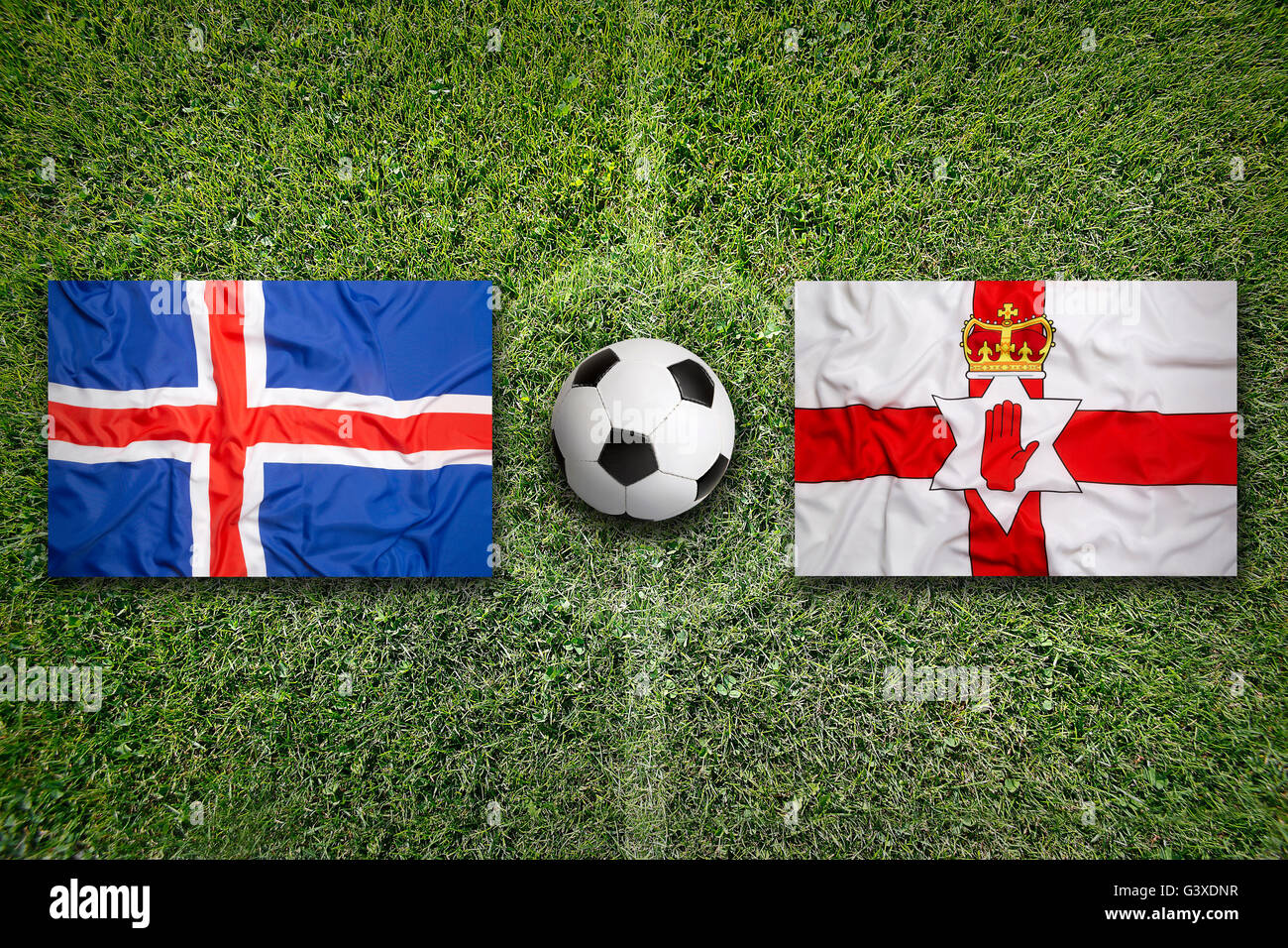 Islanda vs. Irlanda del Nord bandiere sul verde del campo di calcio Foto Stock