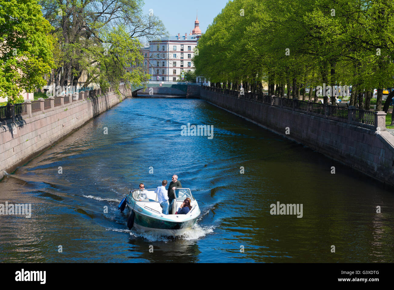 I turisti su un viaggio di piacere in barca. Griboedov Canal, San Pietroburgo, Russia Foto Stock