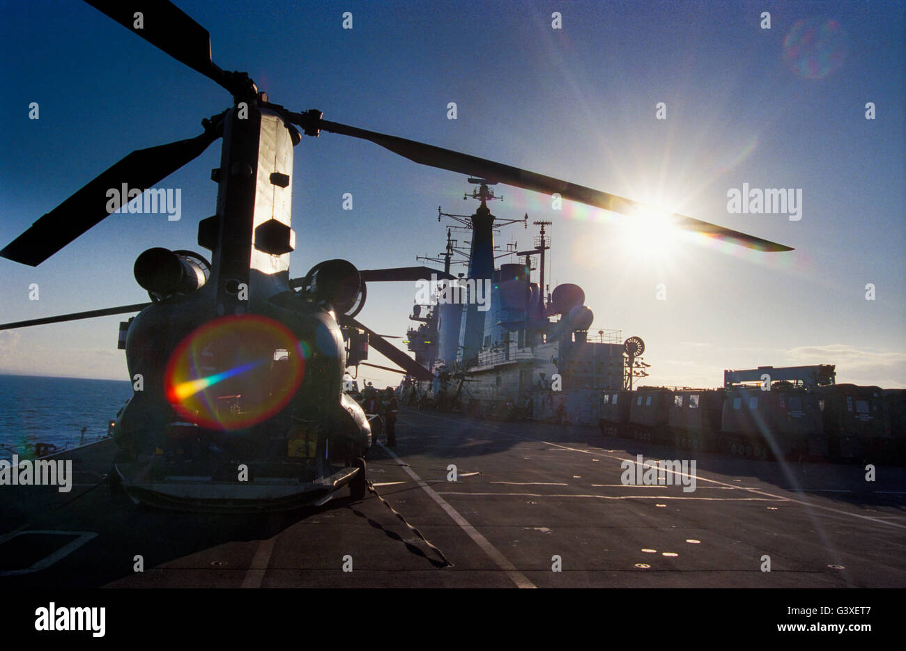 La Royal Navy portaerei HMS Invincible nel ruolo di anfibio, con un elicottero Chinook parte del Tactical Air Group (TAG) imbarcato Foto Stock