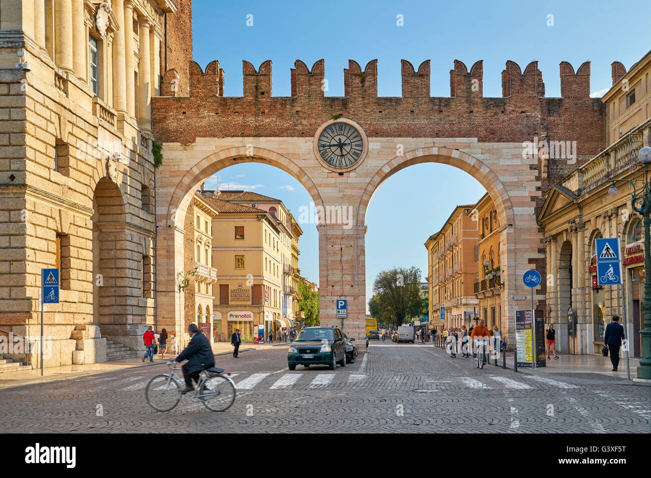Portoni della Brà, piazza Bra, la città vecchia di Verona, regione Veneto, Italia Foto Stock
