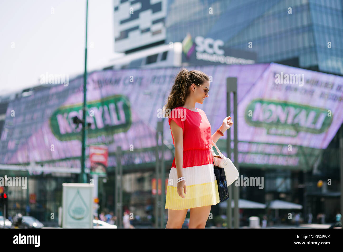 Donna in abiti estivi nella città Foto Stock