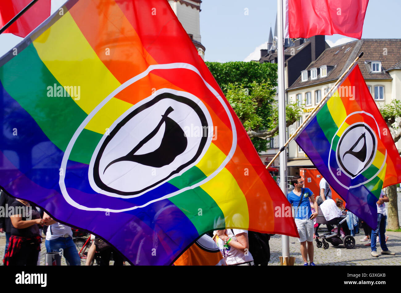 Rainbow bandiere del Christopher Street Day aka Gay Pride Düsseldorf, Germania 2016 Foto Stock