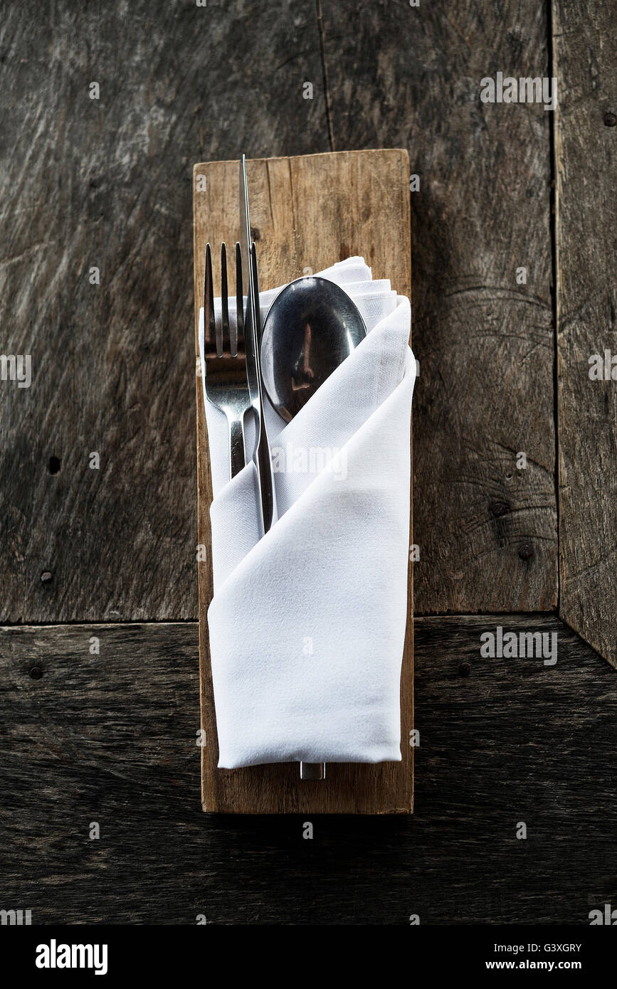 Chic posate su vecchi in legno rustico ristorante informale tavolo Foto Stock