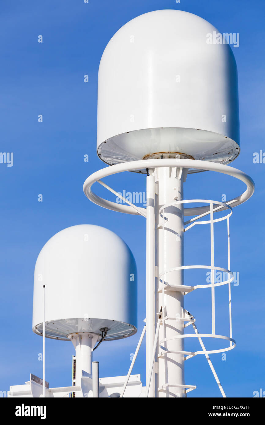Bianco di tracciamento GPS antenne montate sul montante superiore della moderna per i passeggeri dei traghetti nel porto di nave Foto Stock