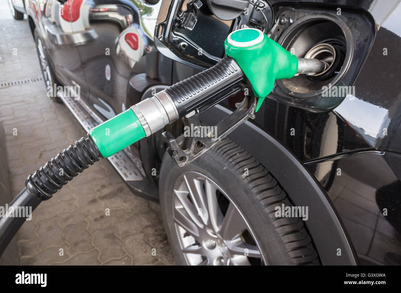 Il riempimento di una auto a benzina a gas automatica stazione, closeup foto di ugello di carburazione Foto Stock