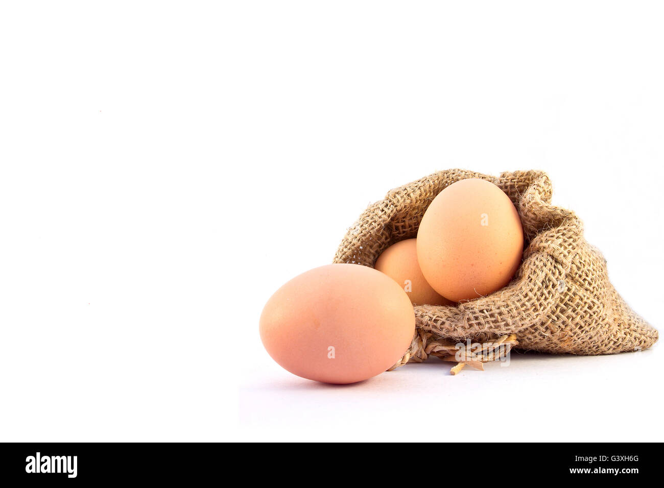 Uova di colore marrone nel sacco di tela isolata su uno sfondo bianco Foto Stock
