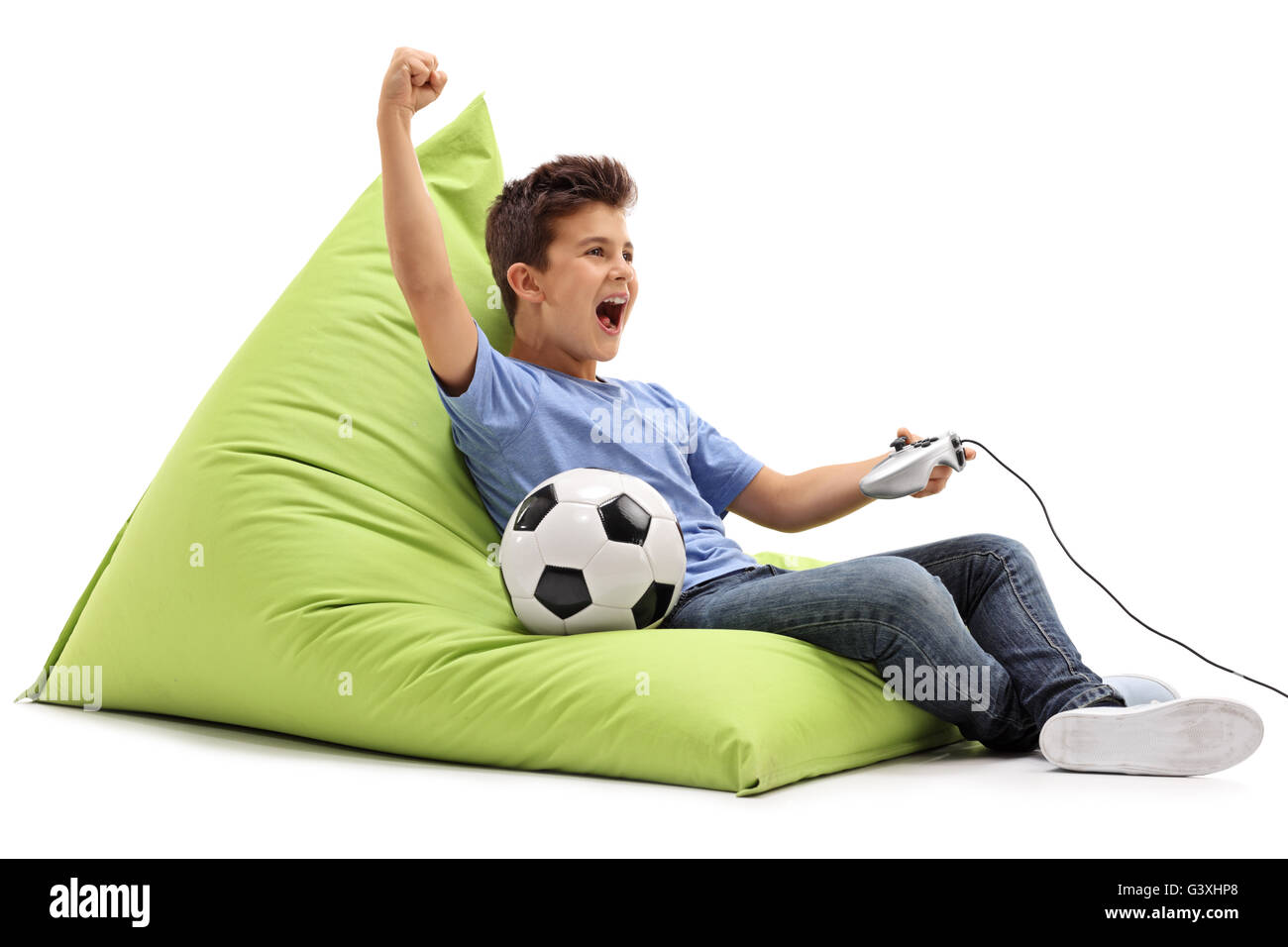 Gioiosa kid giocando a calcio video gioco e celebrando un obiettivo isolato su sfondo bianco Foto Stock