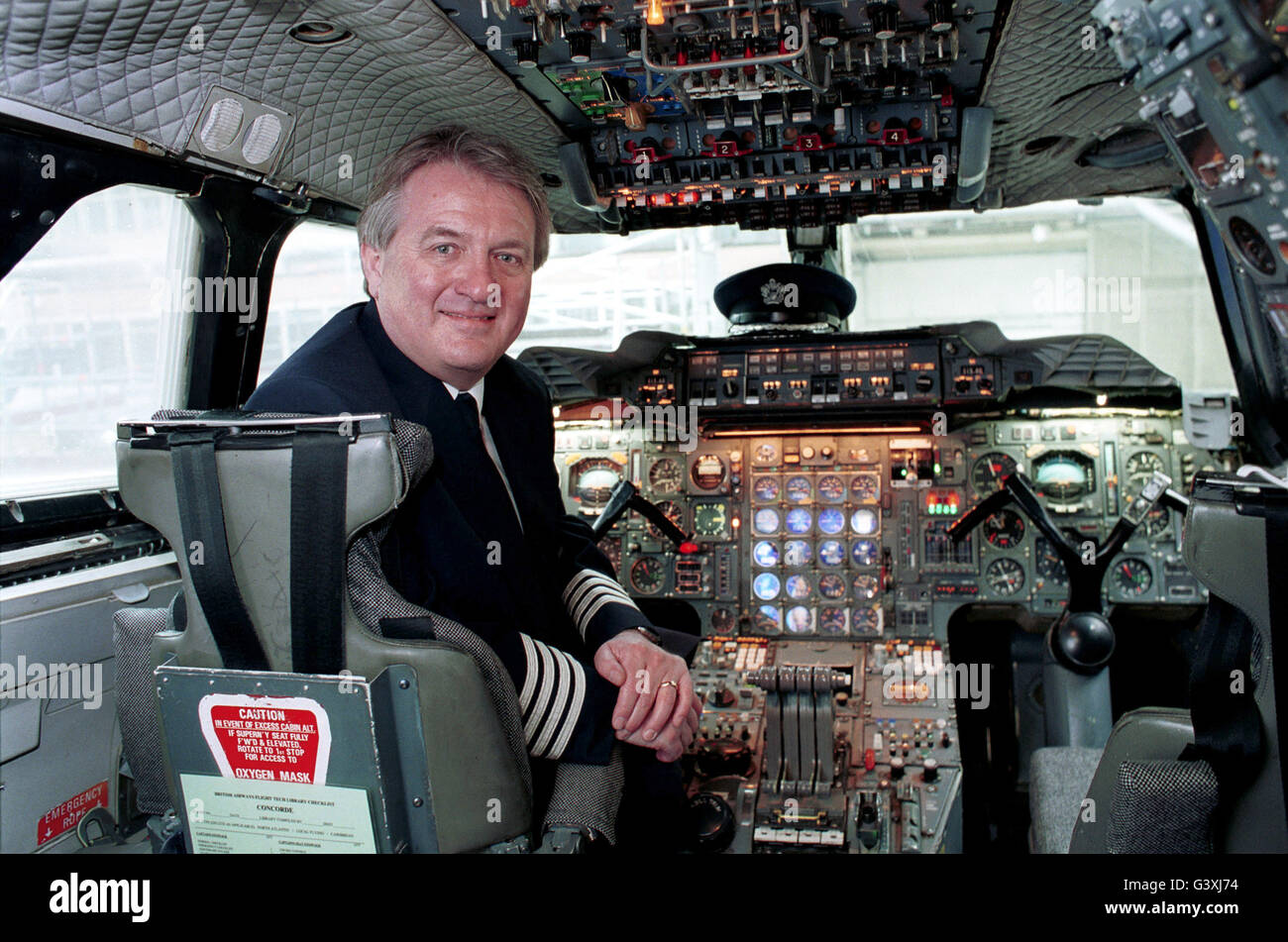 CONCORDE. Senior British Airways Concorde pilota e direttore delle operazioni per Concorde, Capitano Mike Bannister, in un cockpit di un Concorde in corso di modifica in un appendiabiti all'aeroporto di Heathrow, Londra oggi 23 marzo 2001. Foto Stock