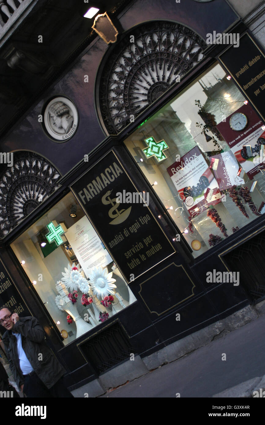 Vecchia farmacia windows, Milano, Italia Foto Stock