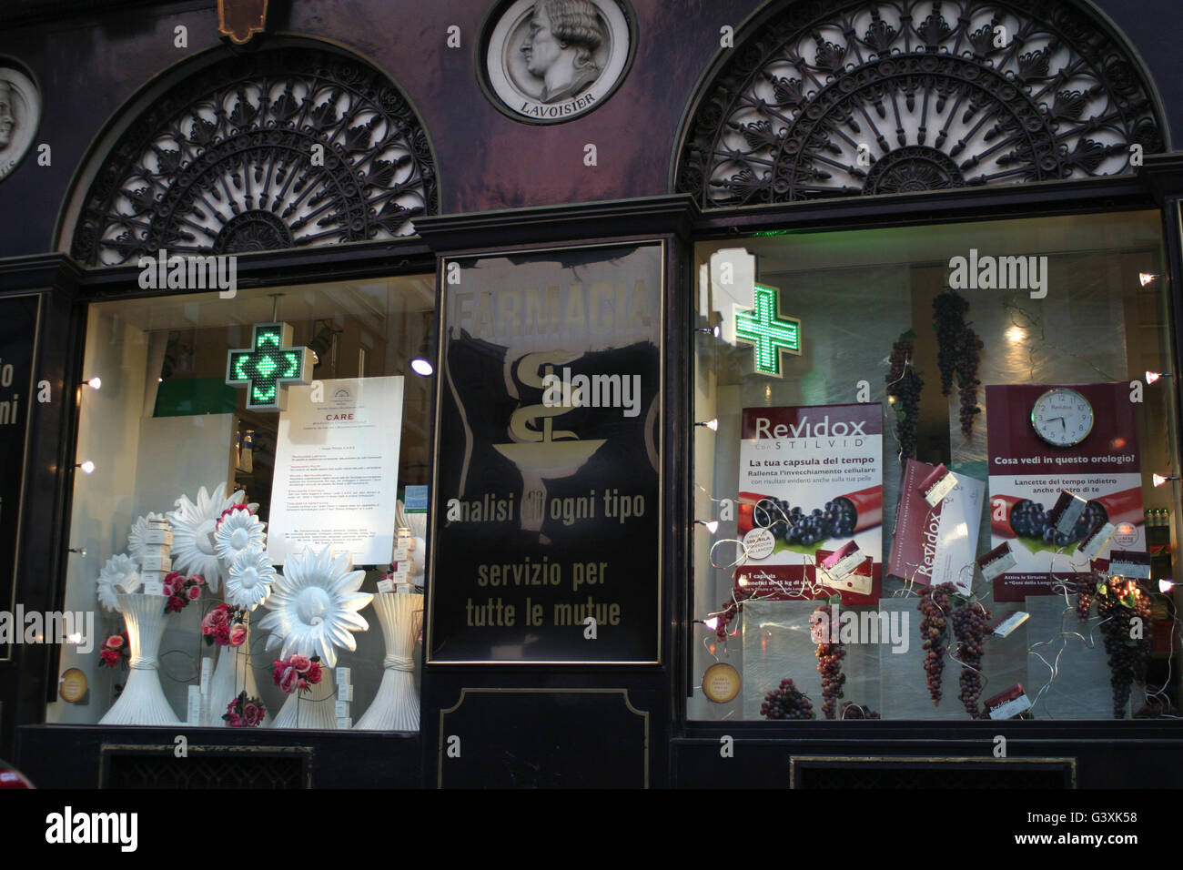 Vecchia farmacia windows, Milano, Italia Foto Stock