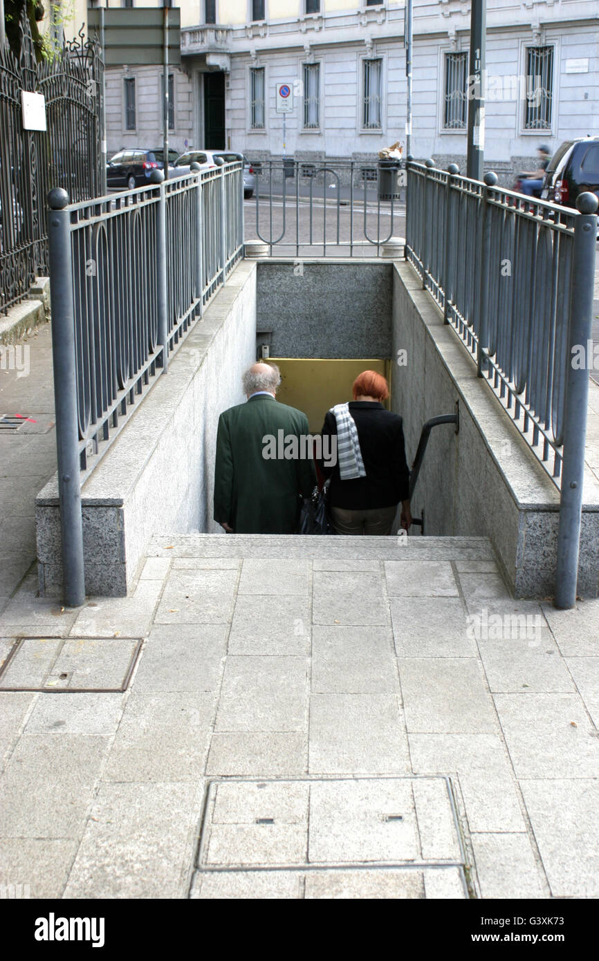 Un giovane a piedi giù per una scalinata nella città di Milano Foto Stock