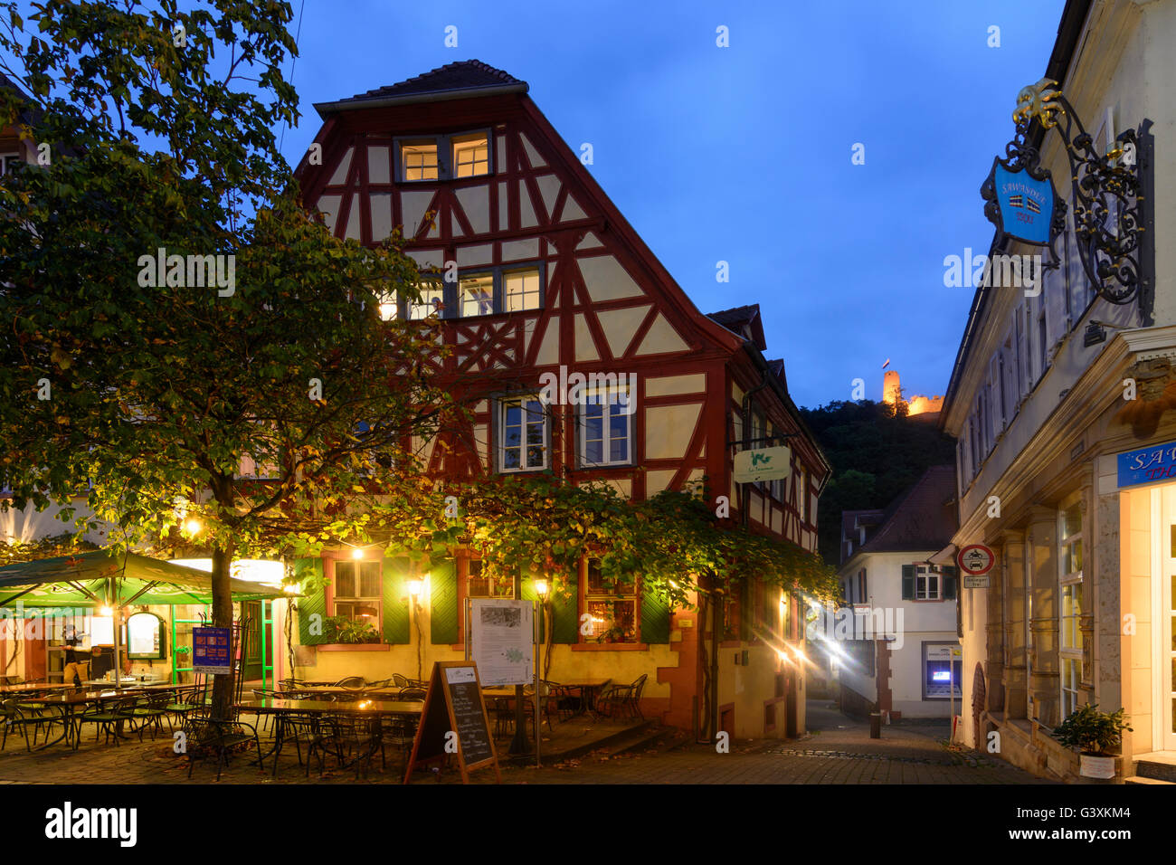 Città vecchia con una casa in legno e muratura e il castello di Windeck, Germania, Baden-Württemberg, Kurpfalz, Weinheim Foto Stock