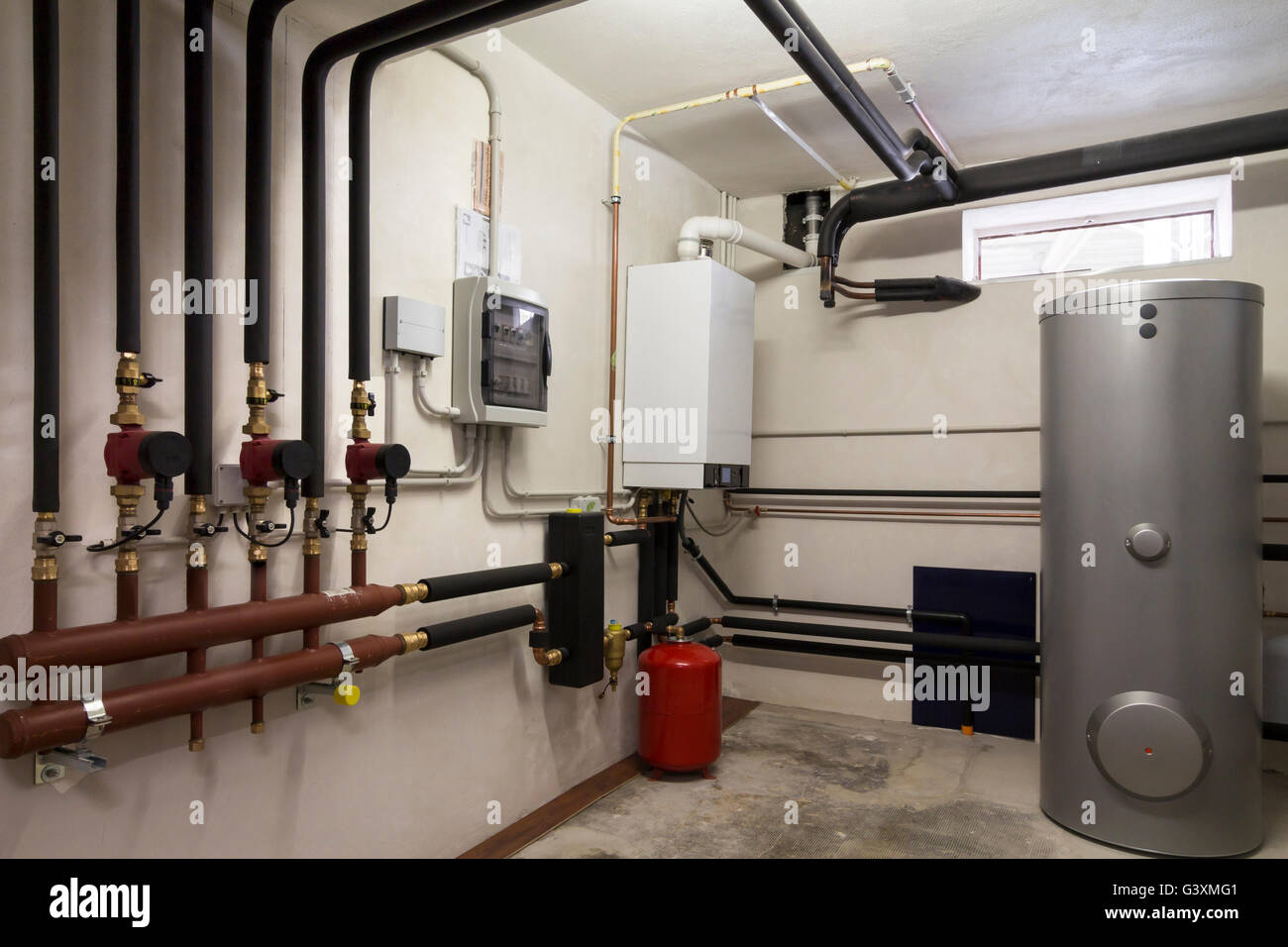 Caldaia a condensazione del gas nella camera di caldaia Foto Stock