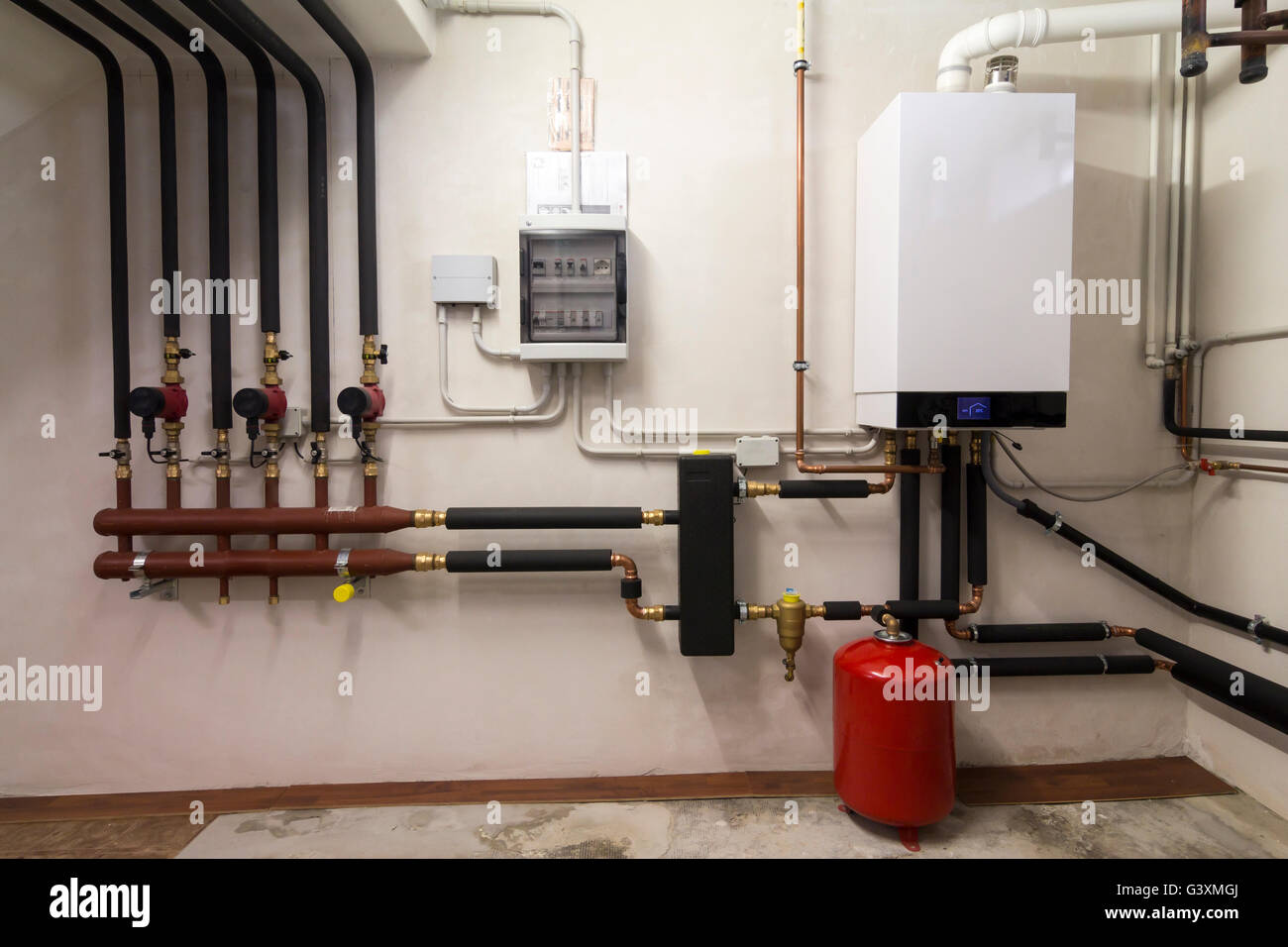 Caldaia a condensazione del gas nella camera di caldaia Foto Stock