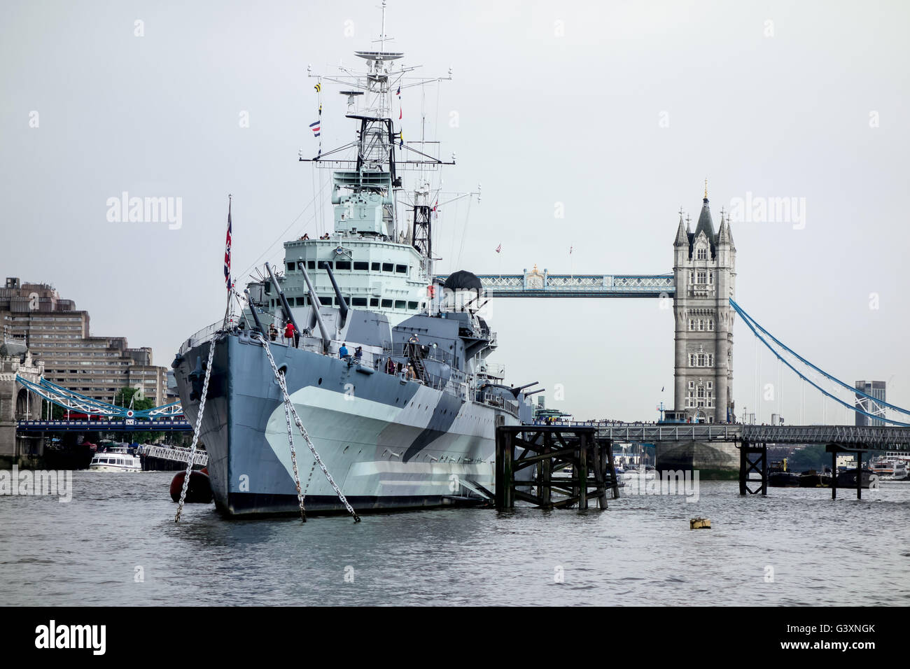 HMS Belffast con il London Bridge in background. Foto Stock