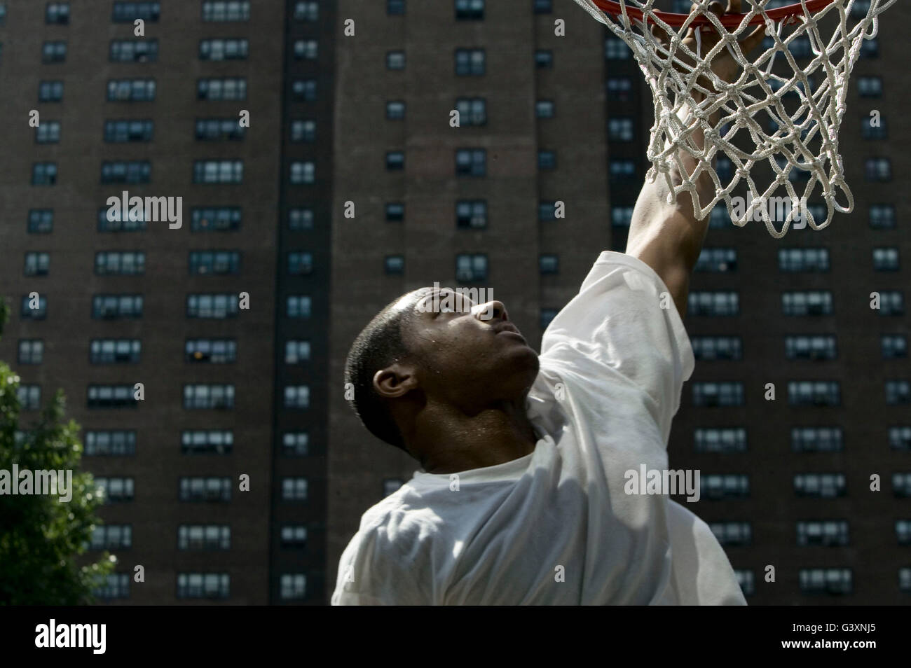 Player rende cestello durante il neofiti per Rucker il torneo di pallacanestro, Rucker Park di Harlem, a New York City, USA, 12 giugno 2005 Foto Stock