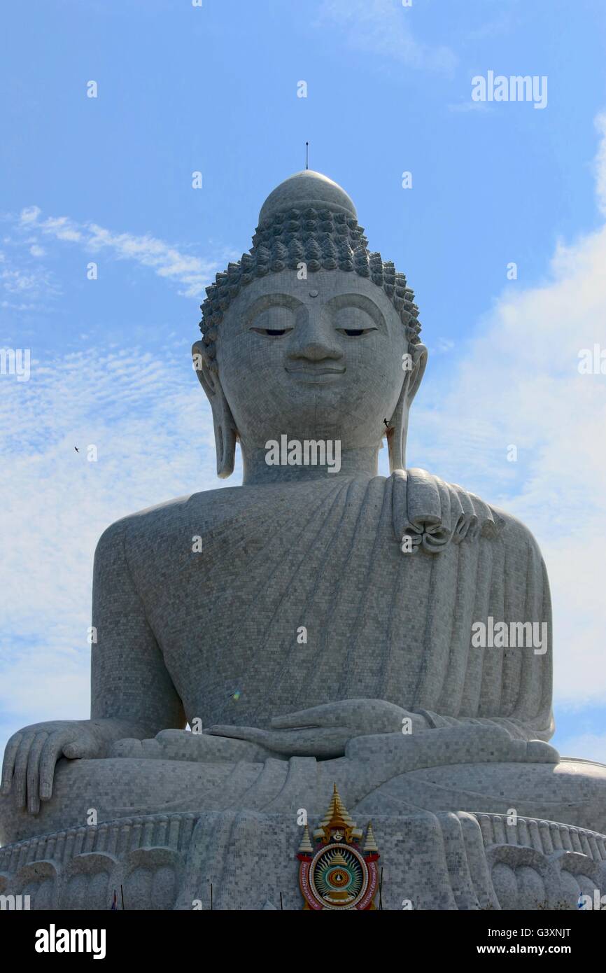 Big Buddha in Phuket Thailandia sta eretta nel sole Foto Stock