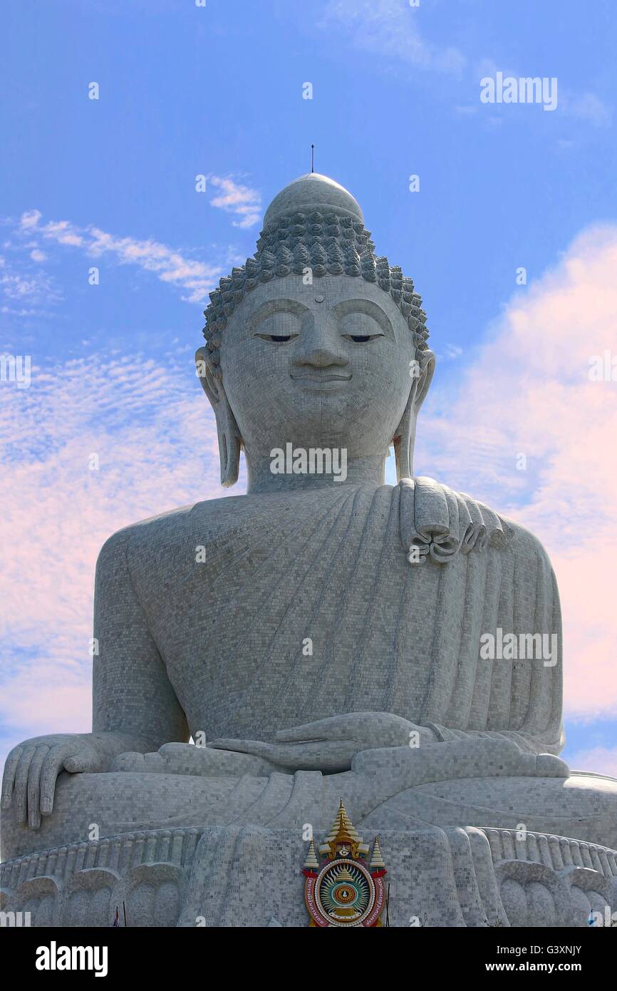 Big Buddha in Phuket Thailandia sta eretta nel sole di setting Foto Stock