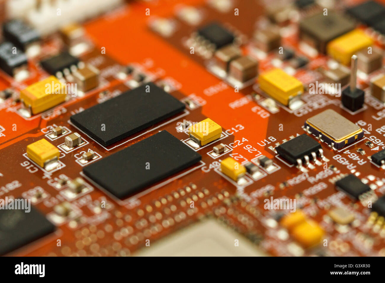 Scheda a circuito stampato con ICs, condensatori a chip al tantalio, condensatori e resistori chip. Foto Stock
