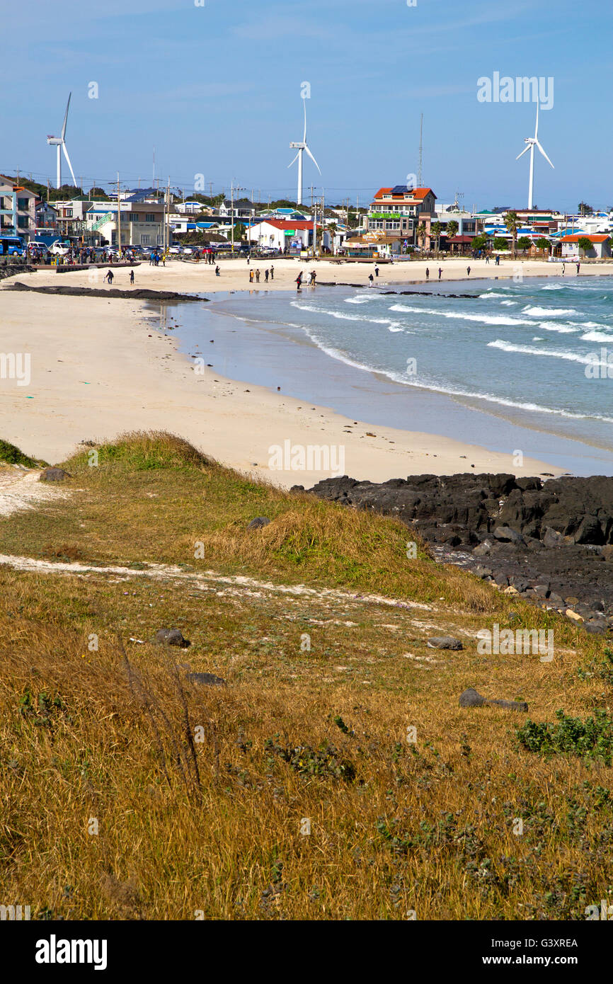 Le turbine eoliche salire al di sopra di Woljeong Jeju sulla costa a nord di Foto Stock