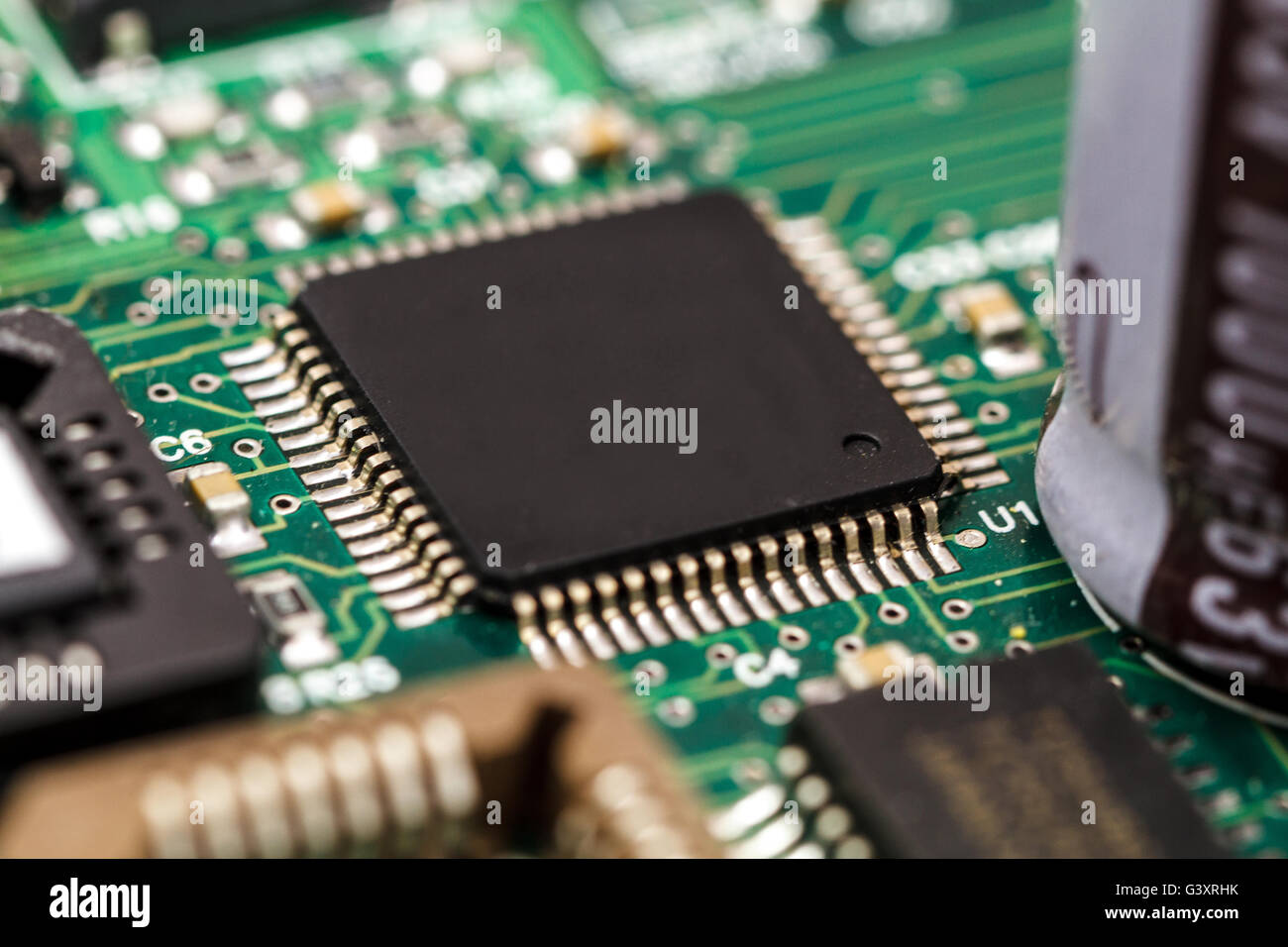 Scheda a circuito stampato con circuiti integrati, chip condensatori e resistori chip. Foto Stock