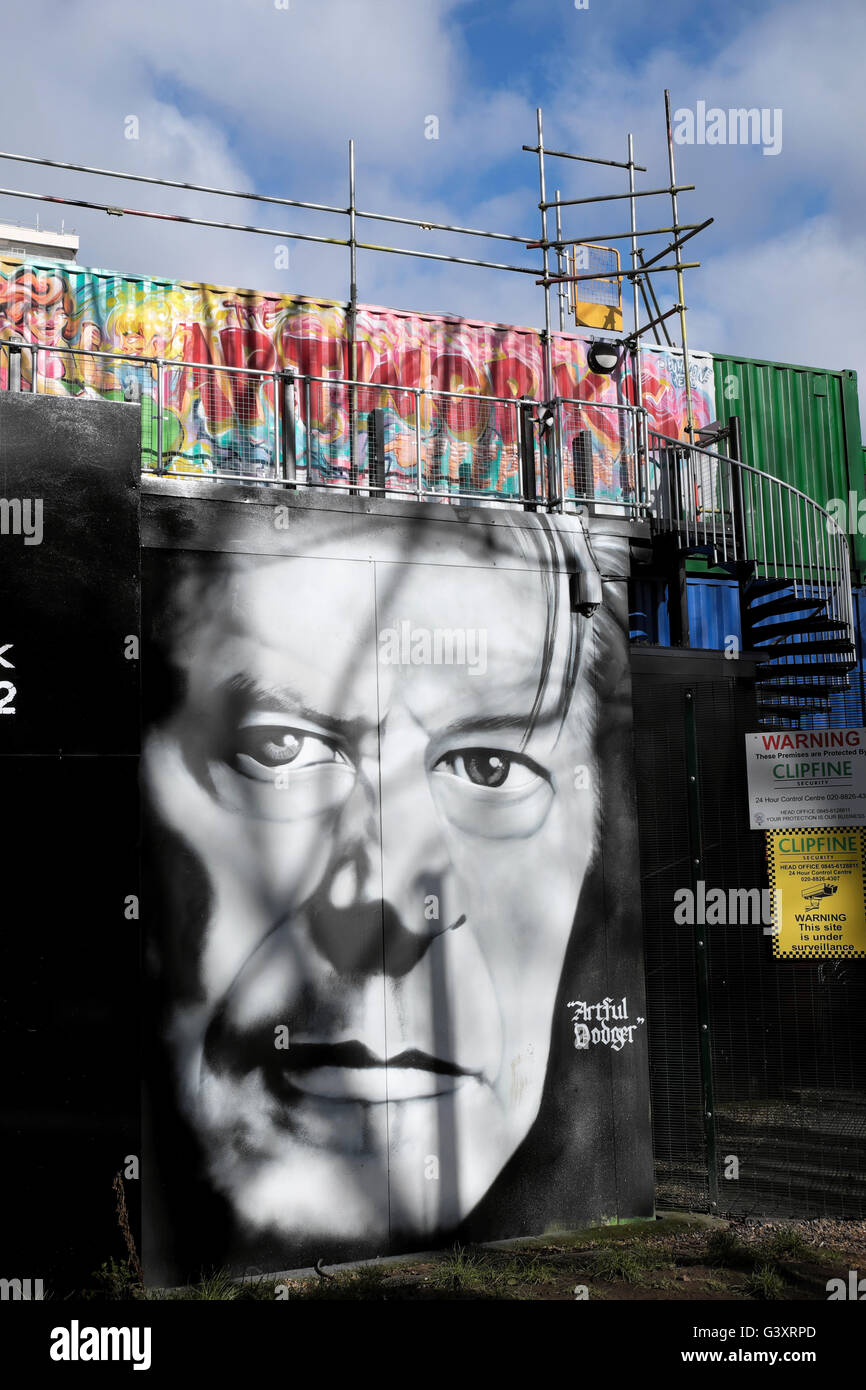'David Bowie' murale sulla palizzata nel 2016 Londra Sud KATHY DEWITT Foto Stock