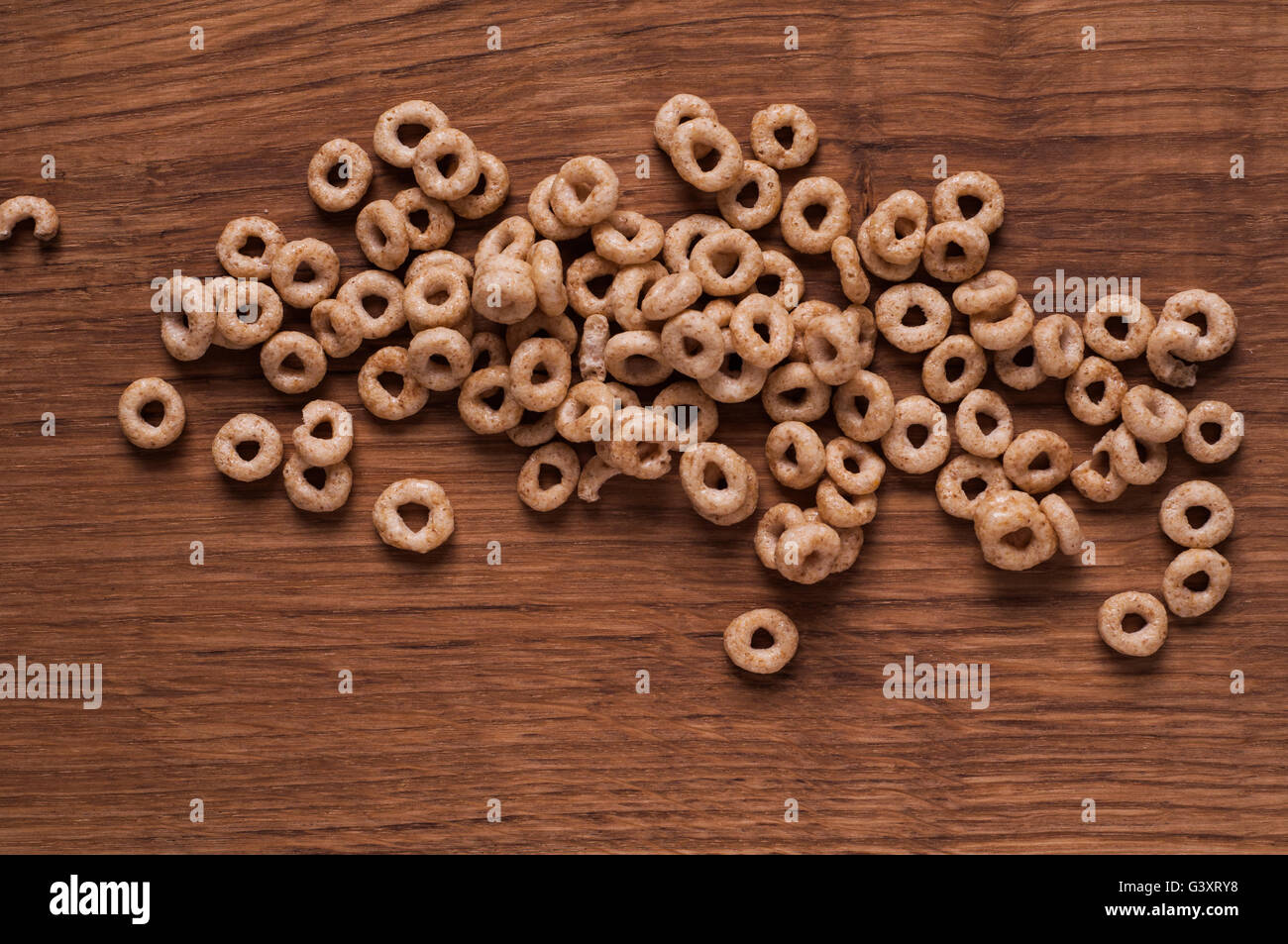 Foto di cereali su marrone tavolo in legno Foto Stock