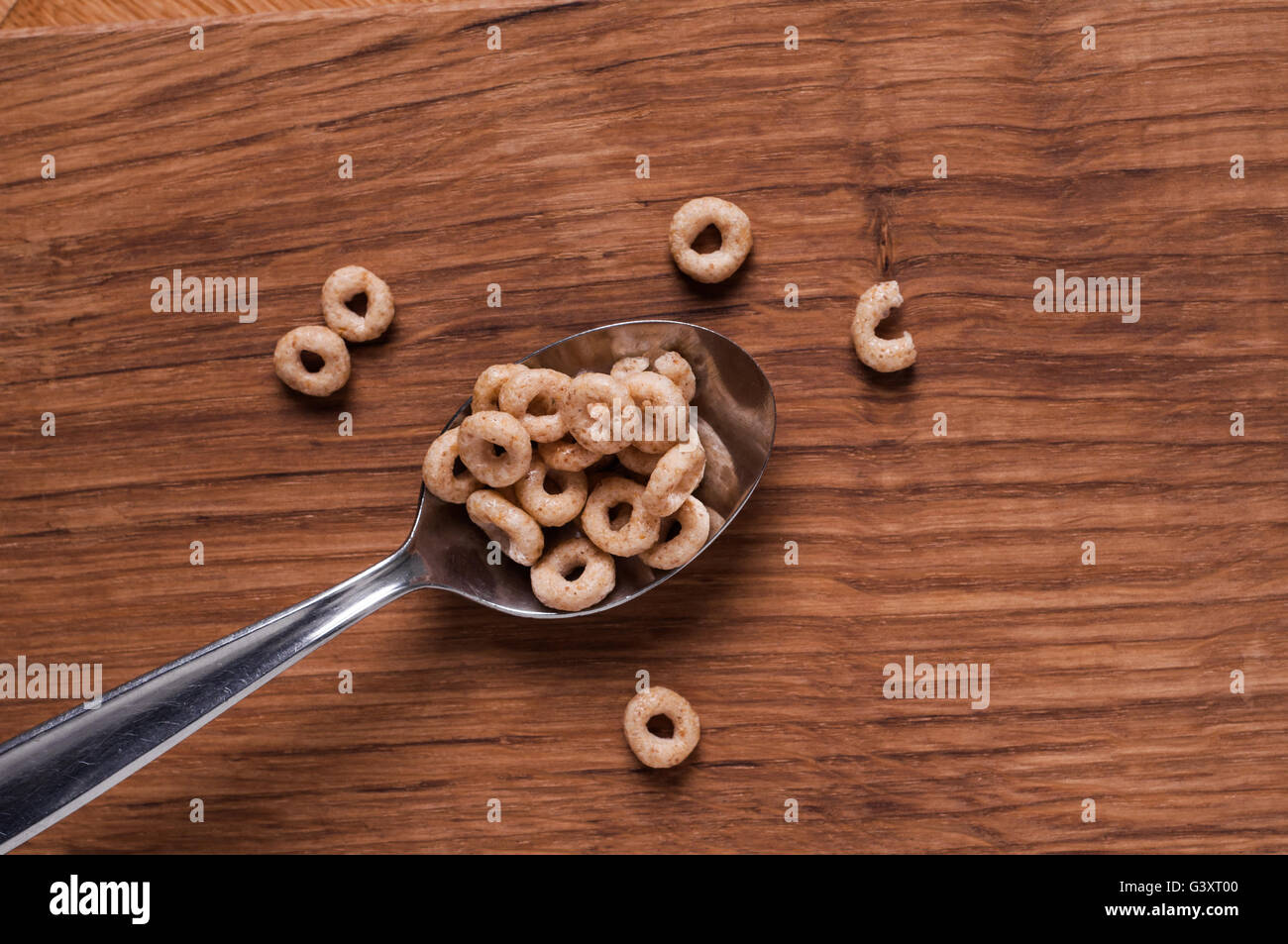 Cereali di foto sul cucchiaio di metallo marrone sul tavolo di legno Foto Stock