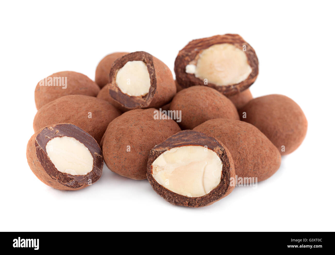 Caramelle di cioccolato con mandorle dado isolato su bianco Foto Stock