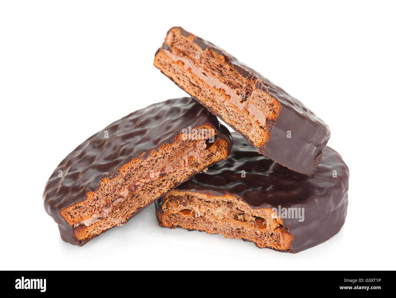 Biscotti al cioccolato closeup isolati su sfondo bianco Foto Stock