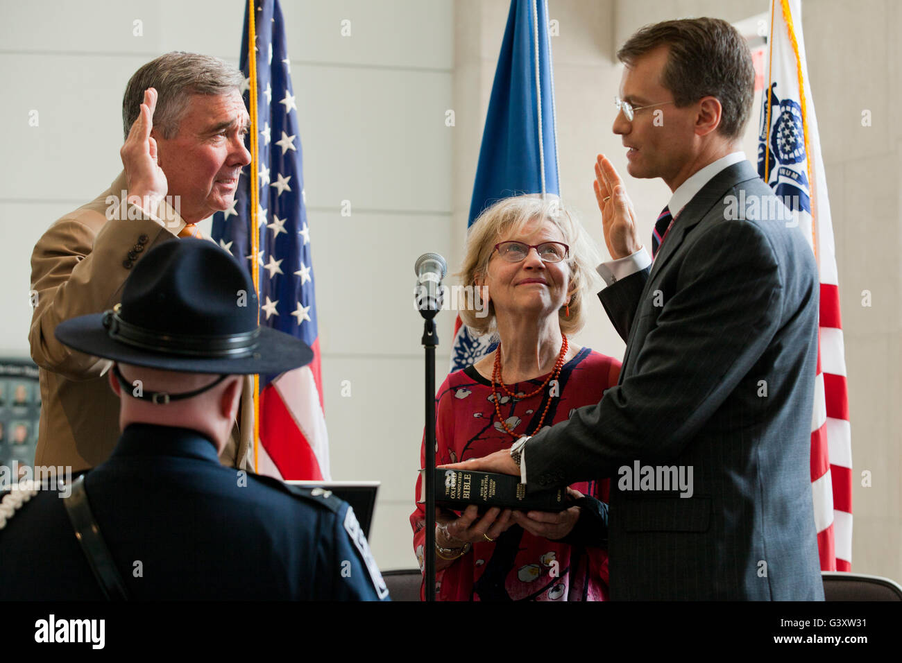 Washington, DC, Stati Uniti d'America. , . Stati Uniti Delle dogane e della protezione delle frontiere commissario R. Gil Kerlikowske detiene un giuramento nella cerimonia per il recentemente nominato capo del Servizio Affari internazionali, Mark Koumans. Il sig. Koumans' familiari e Alan Bersin, Assistente Segretario per gli Affari Internazionali presso l'U.S. Department of Homeland Security ha partecipato anche a. Credito: B Christopher/Alamy Live News Foto Stock