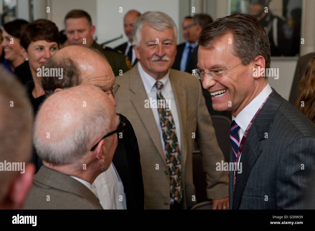 Washington, DC, Stati Uniti d'America. , . Stati Uniti Delle dogane e della protezione delle frontiere commissario R. Gil Kerlikowske detiene un giuramento nella cerimonia per il recentemente nominato capo del Servizio Affari internazionali, Mark Koumans. Il sig. Koumans' familiari e Alan Bersin, Assistente Segretario per gli Affari Internazionali presso l'U.S. Department of Homeland Security ha partecipato anche a. Credito: B Christopher/Alamy Live News Foto Stock