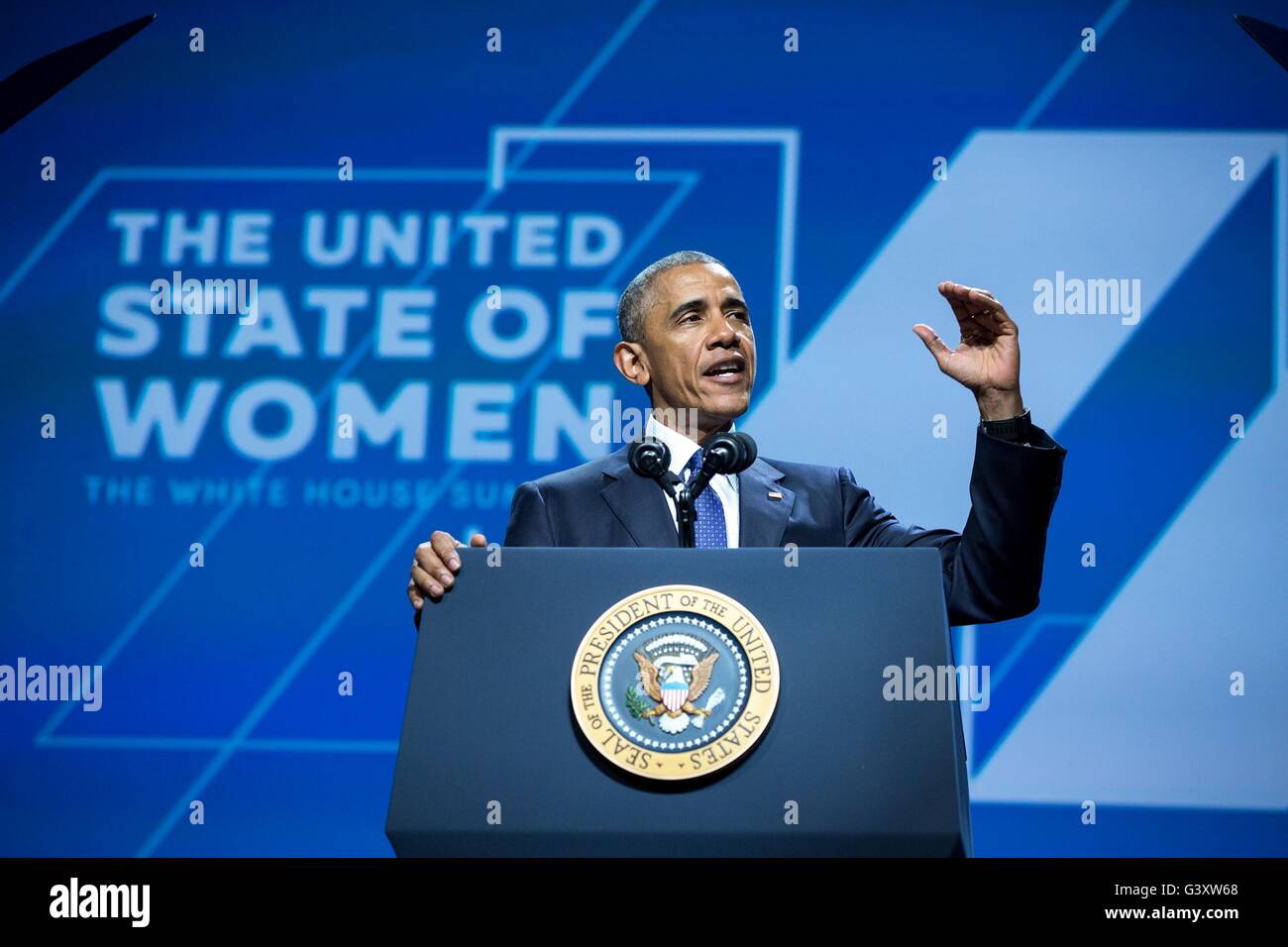 Washington, Stati Uniti d'America. Il 15 giugno, 2016. Il Presidente degli Stati Uniti Barack Obama offre commento durante gli Stati Uniti di Vertice delle donne presso la Walter E. Washington Convention Center Giugno 14, 2016 a Washington, DC Credito: Planetpix/Alamy Live News Foto Stock