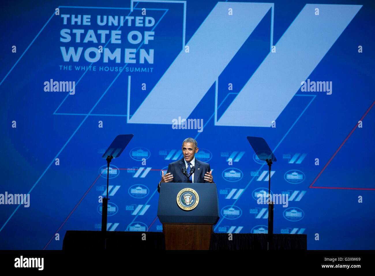 Washington, Stati Uniti d'America. Il 15 giugno, 2016. Il Presidente degli Stati Uniti Barack Obama offre commento durante gli Stati Uniti di Vertice delle donne presso la Walter E. Washington Convention Center Giugno 14, 2016 a Washington, DC Credito: Planetpix/Alamy Live News Foto Stock