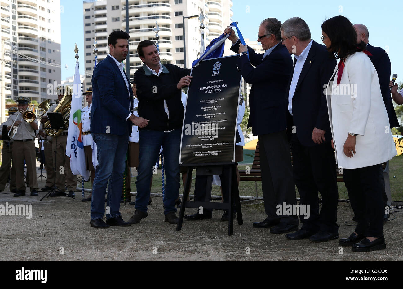 (160616) -- RIO DE JANEIRO, Giugno 16, 2016 (Xinhua) -- Comitato Internazionale Olimpico Presidente Tomas Bach (terza R), Carlos Arthur Nuzman 4 (R), presidente del Comitato Organizzatore per la Rio 2016 Giochi Olimpici e Paraolimpici, e Rio de Janeiro Sindaco Eduardo Paes (2 L) partecipare alla cerimonia di apertura del Rio 2016 nel villaggio olimpico di Rio de Janeiro, Brasile, 15 giugno 2016. (Xinhua/Li Ming) Foto Stock