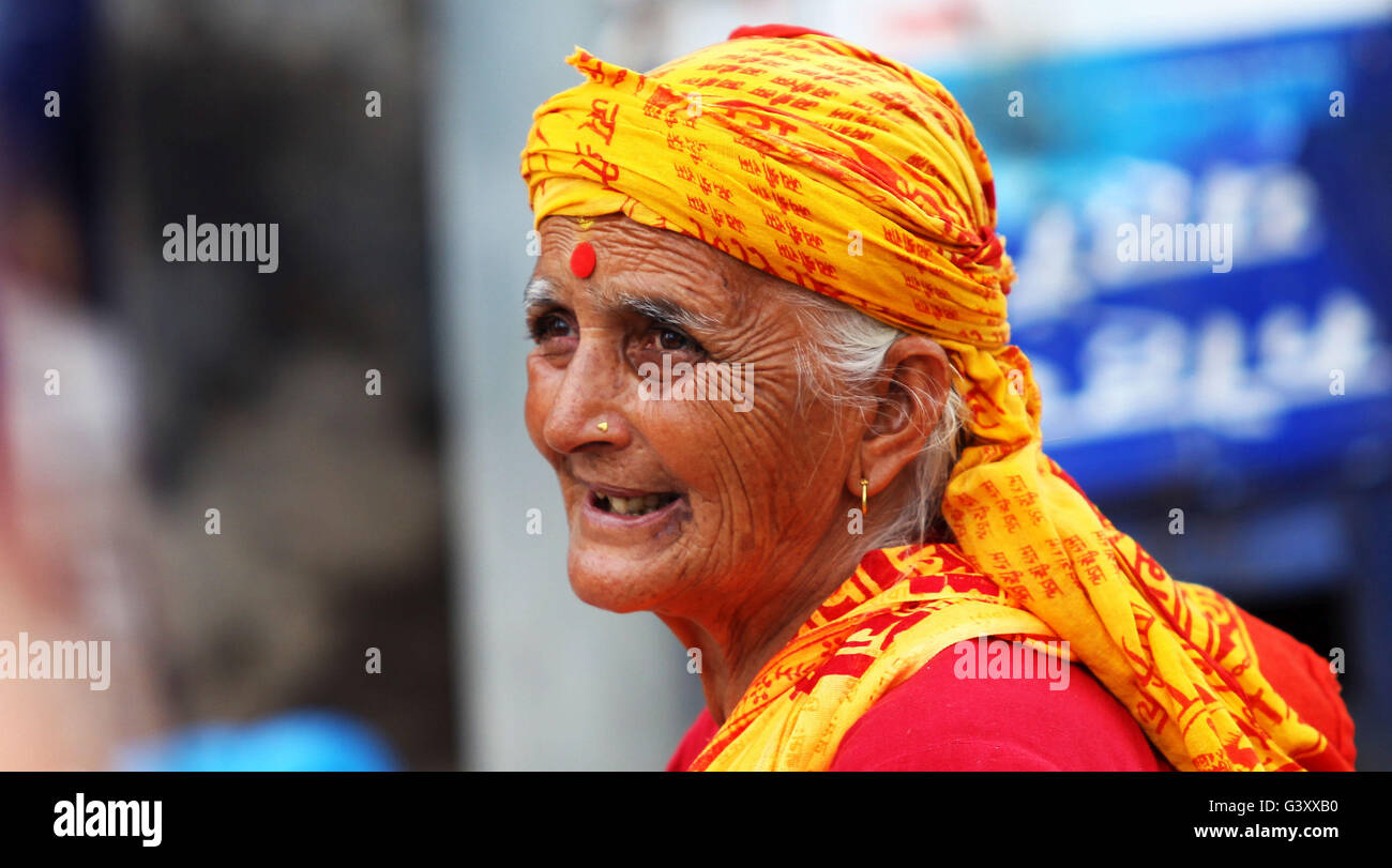 Kathmandu, Nepal. Il 15 giugno, 2016. Una donna anziana offre benedizioni a passanti al di fuori di casa vecchia sul mondo sambuco abusi Giornata di sensibilizzazione presso Pashupati a Kathmandu, Nepal, 15 giugno 2016. Il mondo sambuco abusi Giornata di sensibilizzazione è contrassegnato il 15 giugno per sollevare la consapevolezza di abuso, negligenza o sfruttamento degli anziani. Credito: Sunil Sharma/Xinhua/Alamy Live News Foto Stock