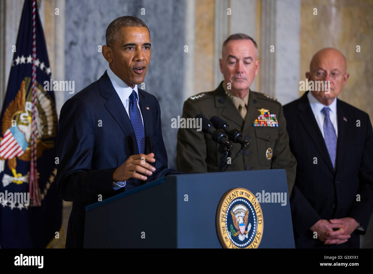 Il Presidente degli Stati Uniti Barack Obama (L) parla di Orlando riprese presso il Dipartimento del Tesoro mentre il Presidente del Comune di capi di Stato Maggiore Generale Joseph Dunford (C) e il direttore della National Intelligence James Clapper (R) stanno a guardare in Washington, DC, Stati Uniti d'America, 14 giugno 2016. Obama ha la possibilità di utilizzare direttamente attaccata Donald Trump la proposta di vietare i musulmani di entrare negli Stati Uniti Credito: Jim LoScalzo / Pool via CNP - nessun filo SERVICE - Foto Stock