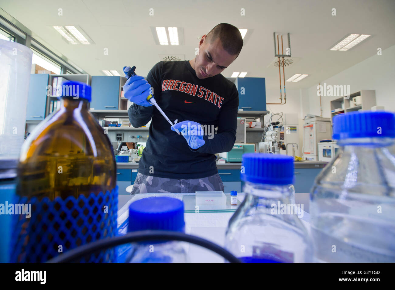 Il centro Biocev della biotecnologia e biomedicina, un progetto per 2.3 miliardi di corone prevalentemente finanziati da fondi UE, era ceremonially aperto nel Vestec, Repubblica ceca, 16 giugno 2016, sei mesi dopo il suo completamento e il lancio dell'operazione. Il centro si concentra su cinque programmi scientifici che sono collegati un strettamente collaborare gli uni con gli altri. I programmi trattano con lo sviluppo di nuovi farmaci e migliorare i metodi di diagnosi, della biologia strutturale, della biochimica di parassiti, virologia e altri problemi. Biocev impiega 397 persone provenienti dalla Repubblica ceca e all'estero, una metà di essi essendo scienti Foto Stock