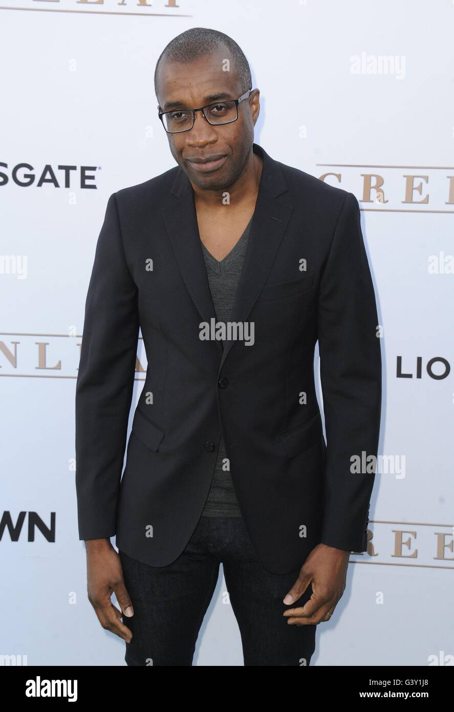 Los Angeles, CA, Stati Uniti d'America. Il 15 giugno, 2016. Clement Virgo presso gli arrivi per GREENLEAF Premiere su Oprah Winfrey Network del lotto, Los Angeles, CA 15 Giugno 2016. Credito: David Longendyke/Everett raccolta/Alamy Live News Foto Stock