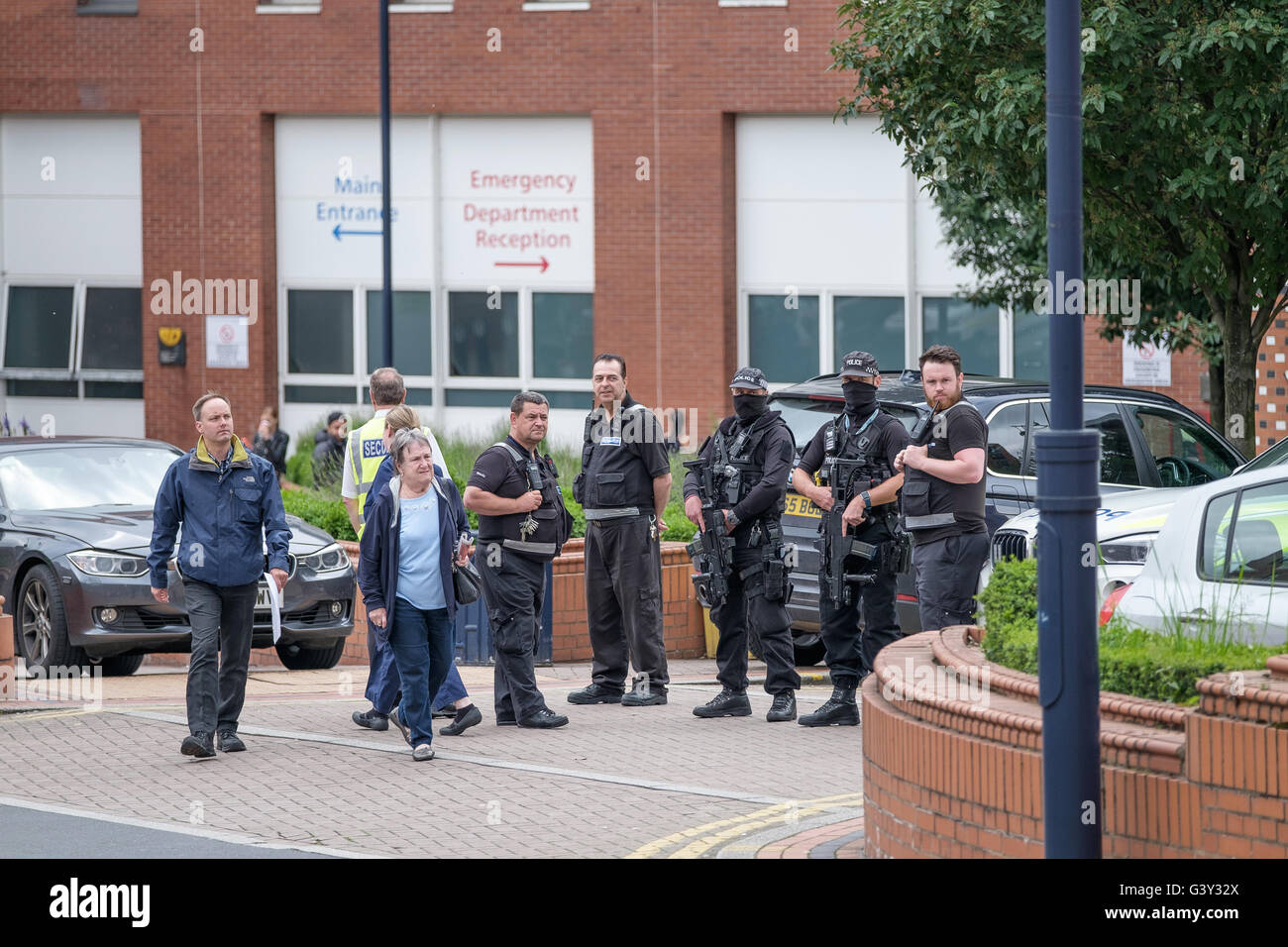 Leeds, West Yorkshire, Regno Unito. 16 Giugno, 2016. Poliziotti armati posizionarsi al di fuori del pronto soccorso di Leeds General Infirmary a seguito della ripresa del lavoro MP Jo Cox. Credito: Ian Wray Alamy Live News Foto Stock