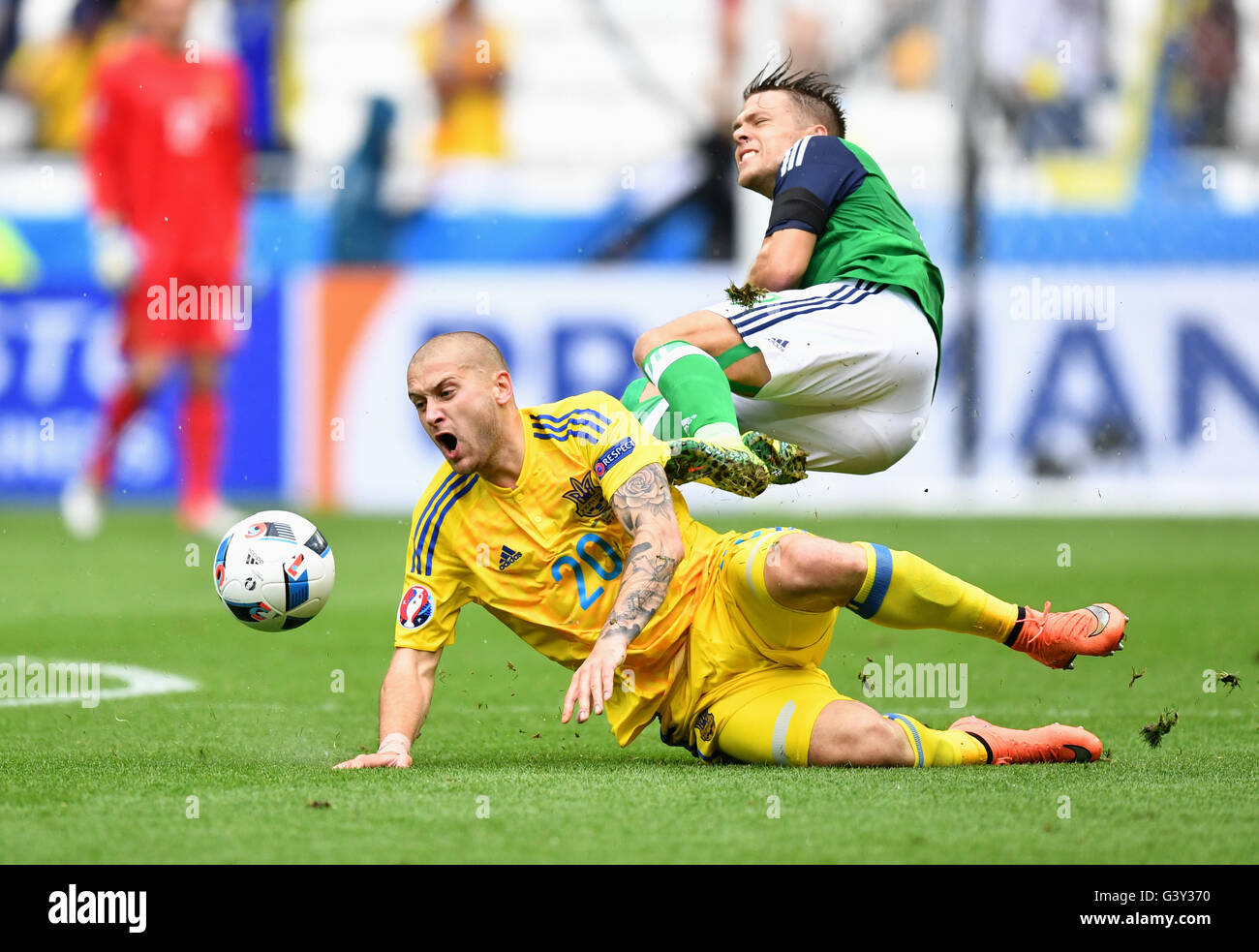 Lione, Francia. 16 Giugno, 2016. Yaroslav Rakitskiy (L) dell'Ucraina e Jamie Ward dell' Irlanda del Nord si contendono la palla durante UEFA EURO 2016 gruppo C partita di calcio in Ucraina e in Irlanda del Nord a Stade de Lyon a Lione, Francia, 16 giugno 2016. Foto: Uwe Anspach/dpa/Alamy Live News Foto Stock