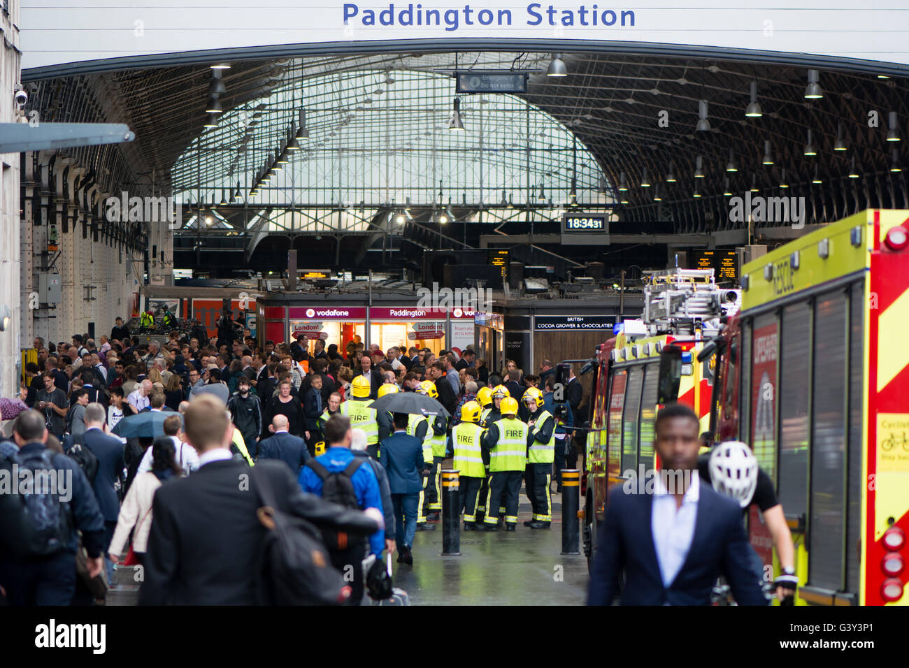 Londra, Regno Unito. 16 Giugno, 2016. I vigili del fuoco di rispondere al "incidente operativo" al di fuori della stazione di Paddington. Treno con incendio a bordo atteso da squadre di emergenza Credito: Ian Redding/Alamy Live News Foto Stock