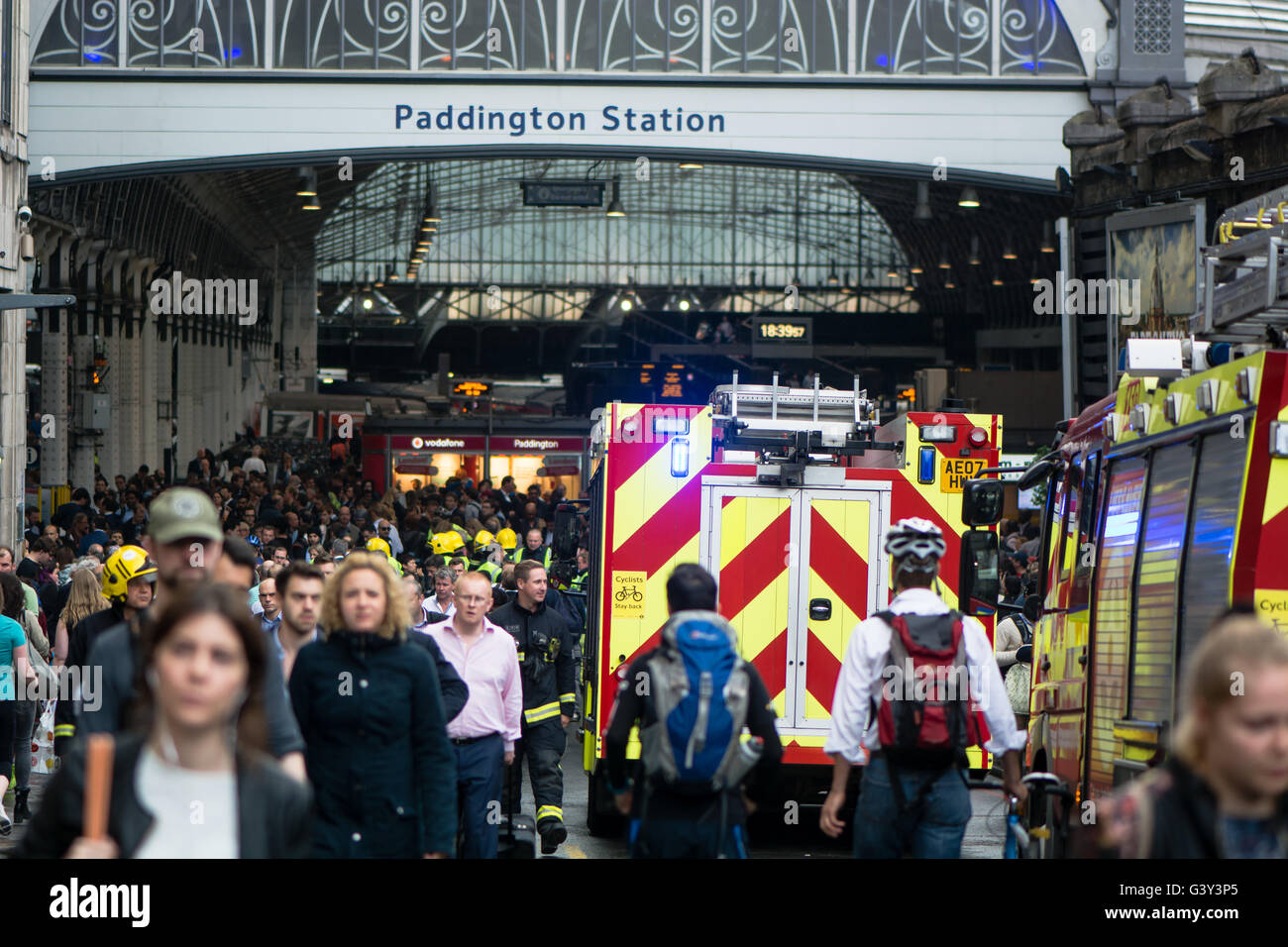 Londra, Regno Unito. 16 Giugno, 2016. I vigili del fuoco di rispondere al "incidente operativo" al di fuori della stazione di Paddington. Treno con incendio a bordo atteso da squadre di emergenza Credito: Ian Redding/Alamy Live News Foto Stock