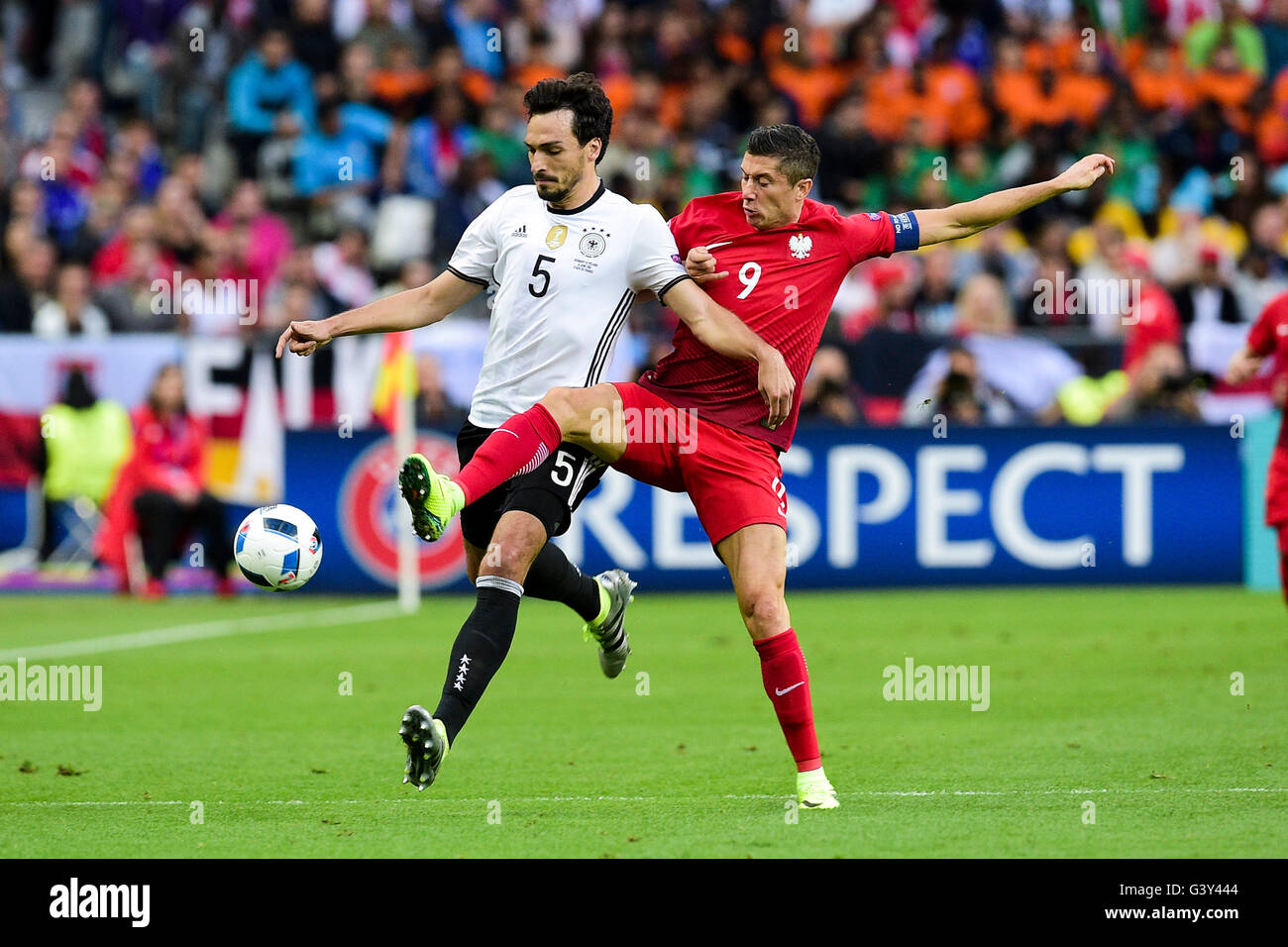 2016 Campionati Europei di Calcio Germania v Polonia giu xvi Robert Lewandowski (Pol) contestata da Mats Hummels (GER) Foto Stock