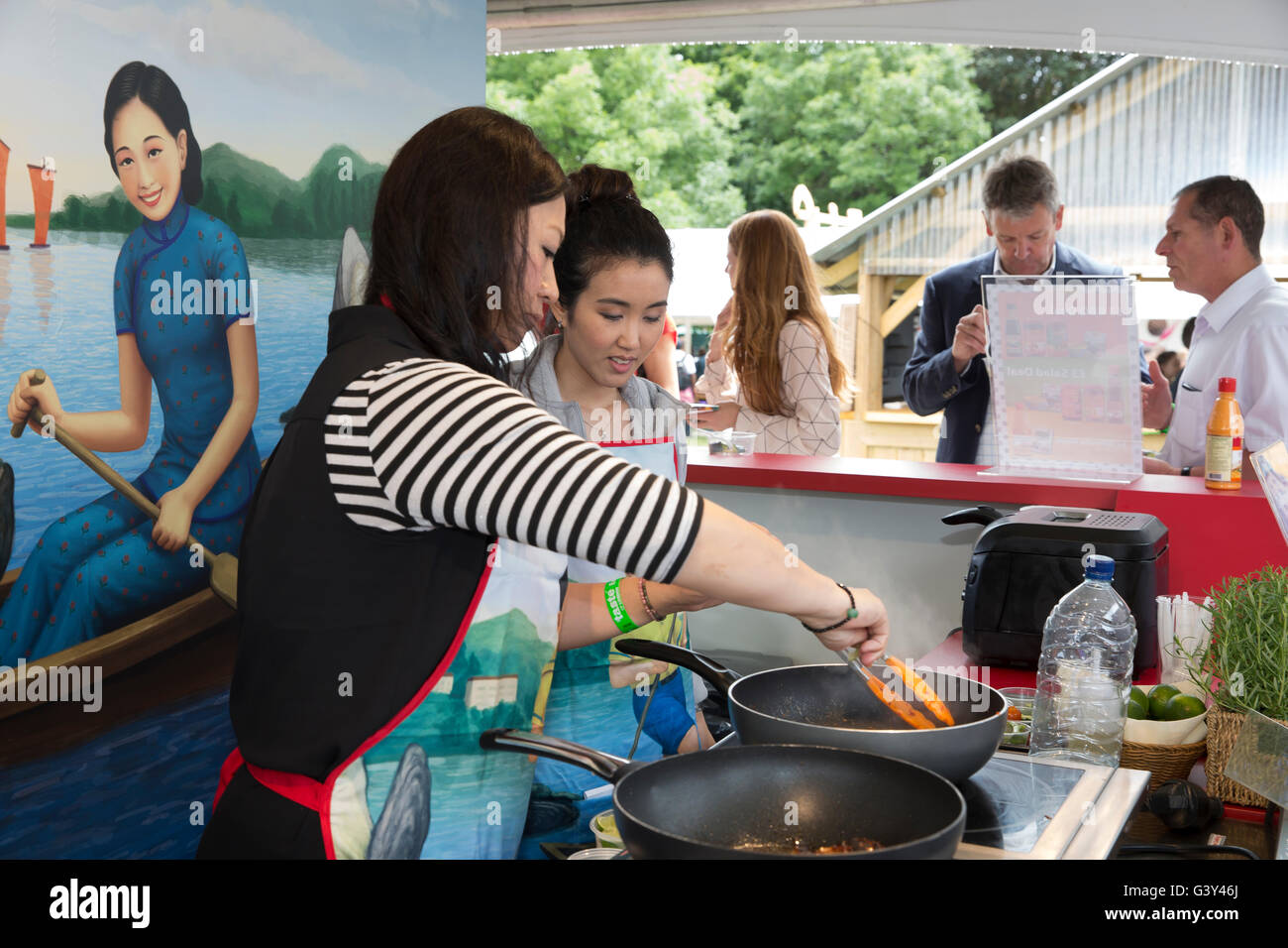 Regent's Park London,UK,16 giugno 2016,gusto autentico di Hong Kong Stand al gusto di Londra la più grande nel mondo Ristorante Festival di Regents Par Credito: Keith Larby/Alamy Live News Foto Stock