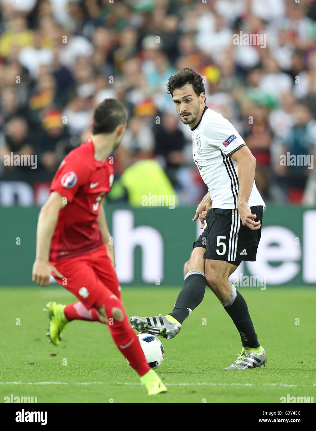 Parigi, Francia. 16 Giugno, 2016. Mats Hummels(R) di Germania compete durante l'Euro 2016 gruppo C partita di calcio tra la Germania e la Polonia a Parigi, Francia, 16 giugno 2016. Credito: Bai Xuefei/Xinhua/Alamy Live News Foto Stock