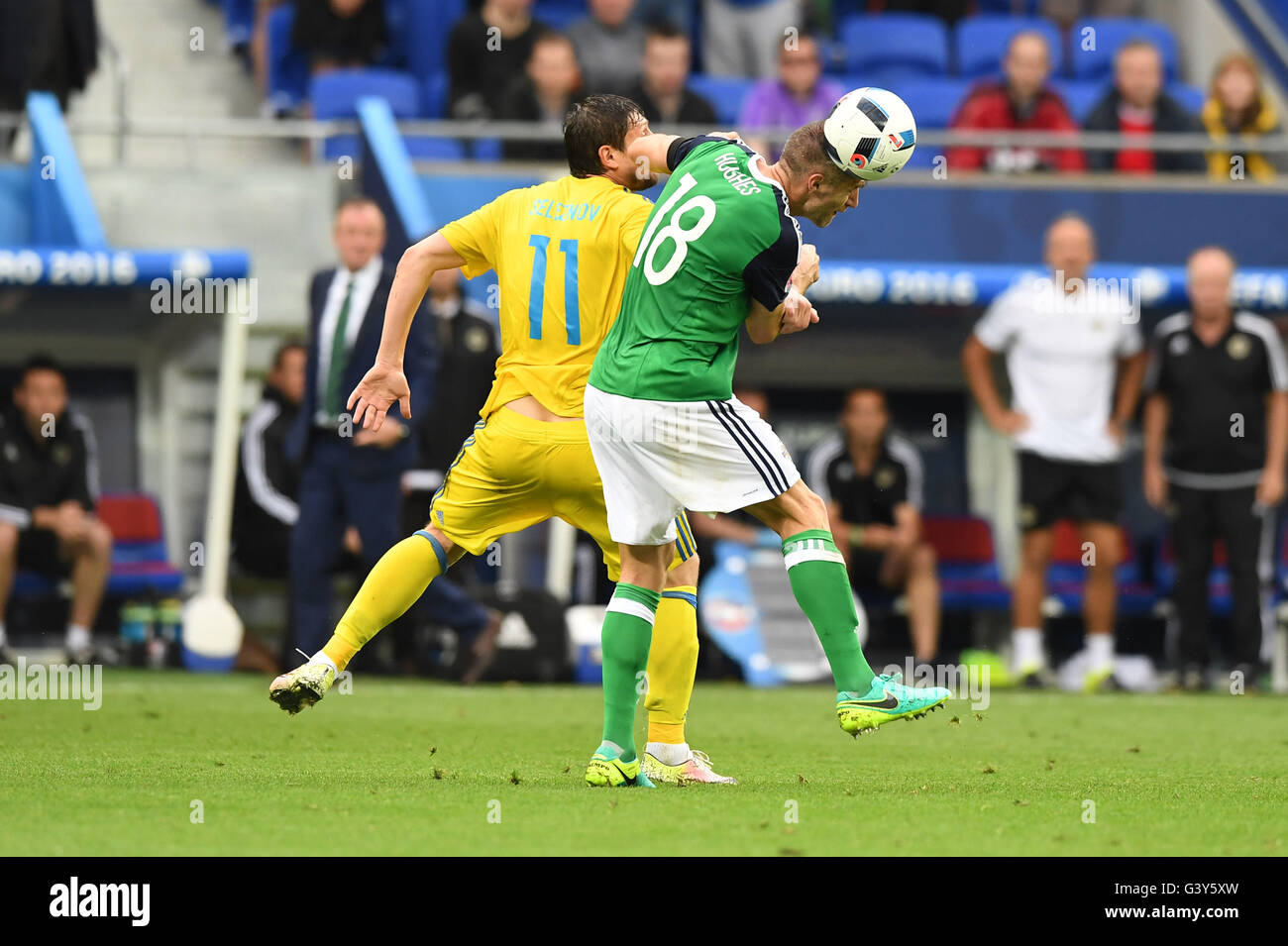 Lione, Francia. 16 Giugno, 2016. Yevhen Seleznyov (Ucraina) Aaron Hughes (Irlanda del Nord) ; 16 giugno 2016 - CALCIO : Uefa euro Francia 2016 : Gruppo C, Ucraina 0-2 Irlanda del Nord a Stade de Lyon, Lione, Francia. Credito: aicfoto/AFLO/Alamy Live News Foto Stock