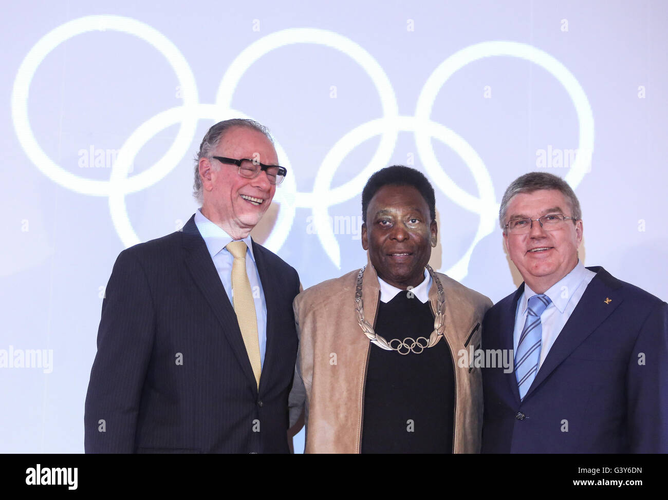 Il Santos, Brasile. 16 Giugno, 2016. Comitato Olimpico Internazionale (CIO) Presidente Thomas Bach (R), Presidente del Comitato Organizzatore per la Rio 2016 Giochi Olimpici e Paraolimpici Carlos Arthur Nuzman (L) comportano per le foto con il brasiliano ex giocatore di calcio Edson Arantes do Nascimento, meglio noto come Pelé, nel corso di una cerimonia presso il Museo di Pelé nel Santos, Brasile, 16 giugno 2016. Thomas Bach giovedì ha presentato l'ordine olimpico, cio il premio più alto, di Pelé. Credito: Rahel Patrasso/Xinhua/Alamy Live News Foto Stock